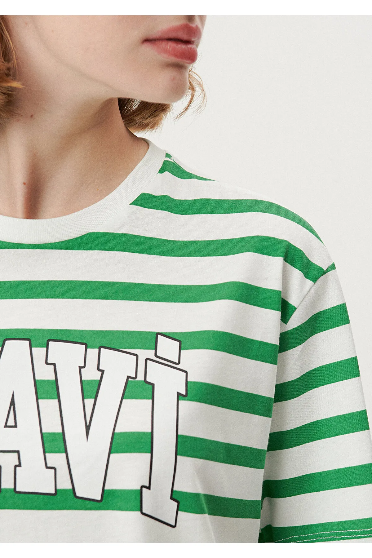 Mavi  Grün gestreiftes T-Shirt mit Logodruck, normale Passform / normaler Schnitt 1611360-84477