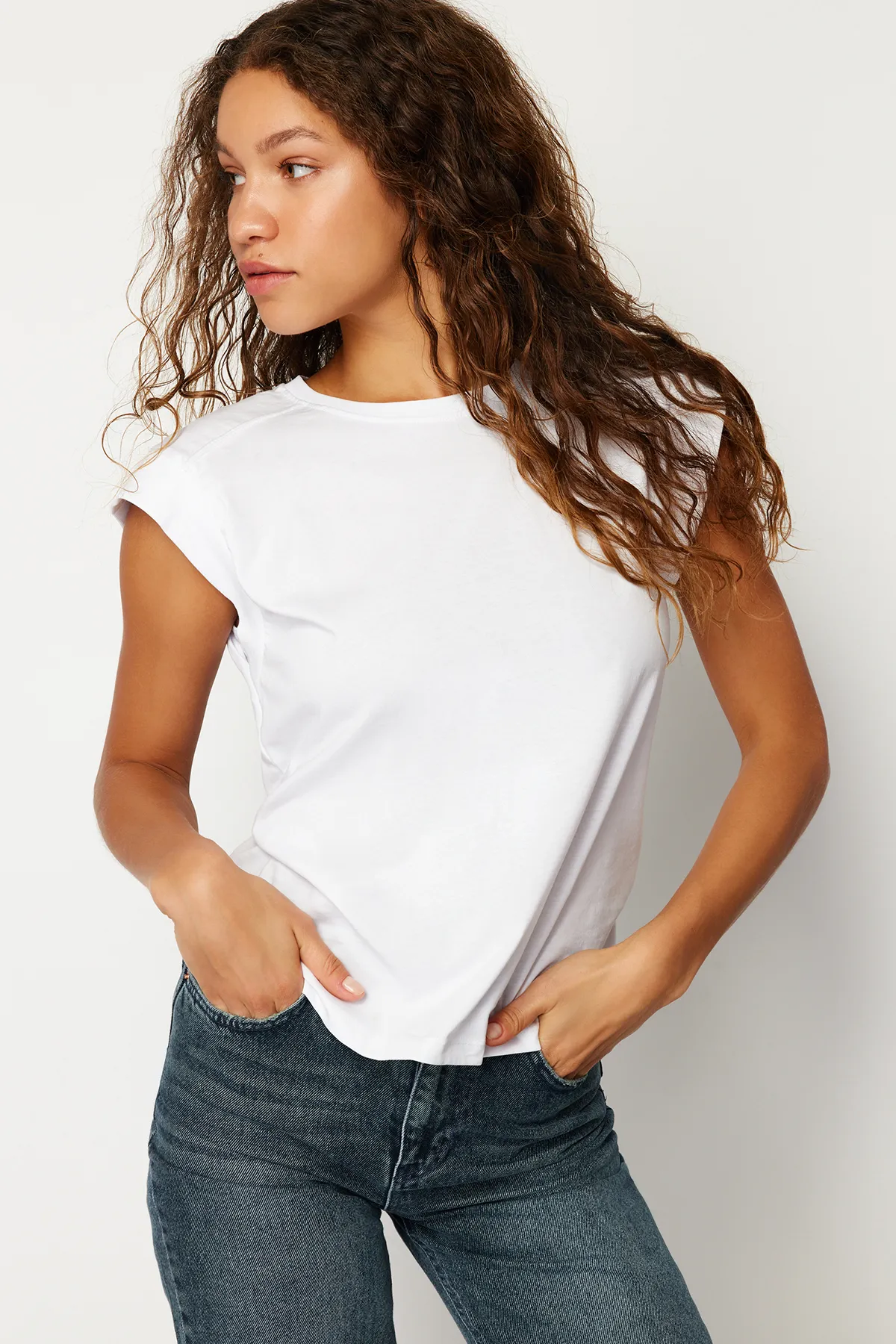 Trendyol Collection  Weißes, geripptes, detailliertes Basic-Strick-T-Shirt mit Mondärmeln TWOSS24TS00008