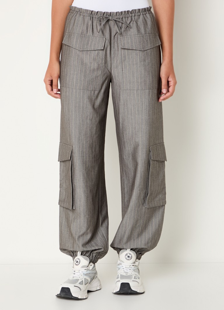 Pantaloni cargo a vita alta e affusolati Vikki con tasche laterali di Refined Department