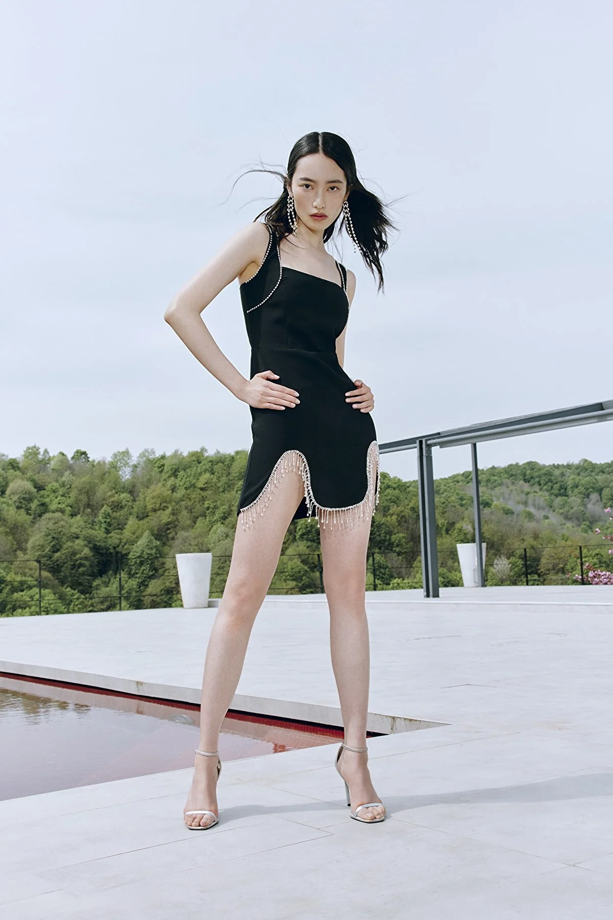 Trendyol Collection  X Zeynep Tosun Schwarz glänzendes Steinkleid TCLSS23EL00016
