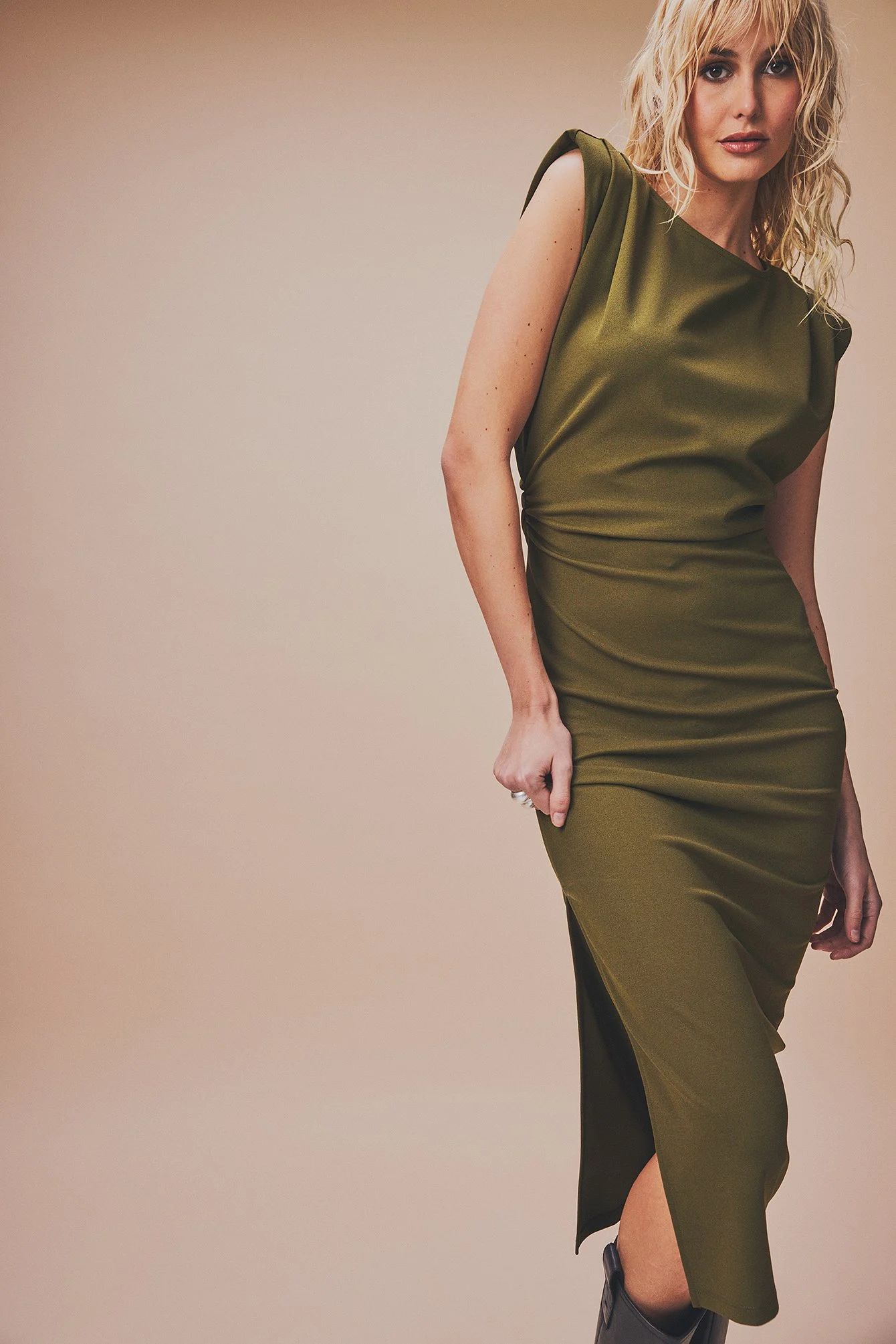 Midikleid mit markanten Schultern