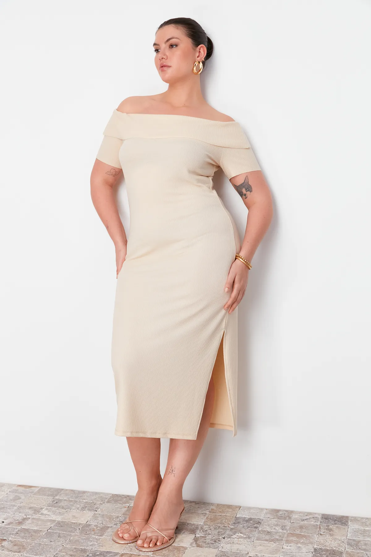 Trendyol Curve  Beigefarbenes, figurbetontes/tailliertes, geripptes Midikleid mit Carmenkragen und weicher Struktur, flexibles Strickkleid TBSSS24AH00163