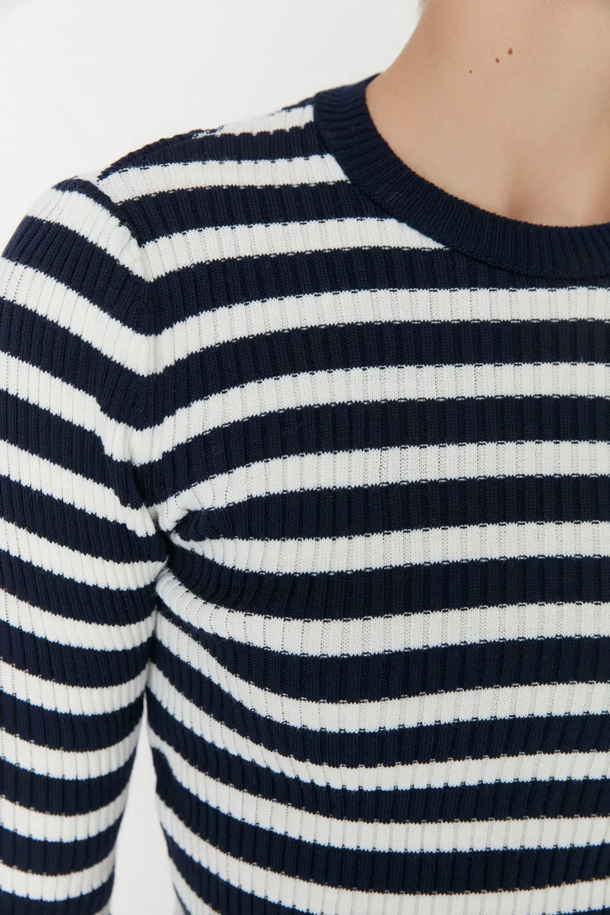 Trendyol Collection  Marineblauer Basic-Strickpullover mit Streifen TWOAW21KZ0942