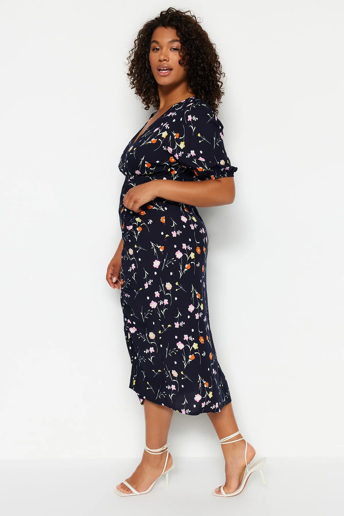 Trendyol Curve  Marineblaues gewebtes Kleid mit zweireihigem Kragen und Blumenmuster TBBSS23AH00255