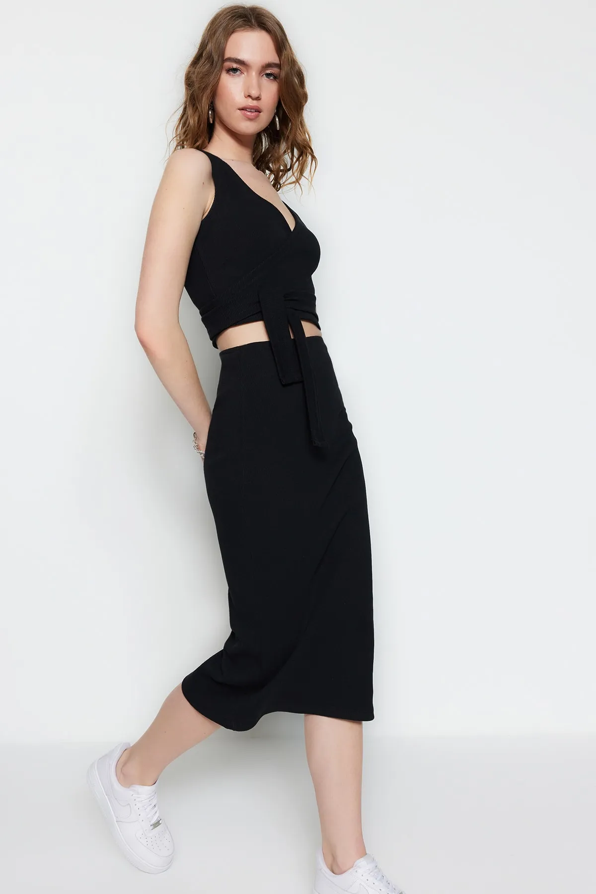 Trendyol Collection  Black Tie Detailiertes, kurzes, flexibles Strickoberteil und -unterteil-Set TWOSS23AU00020