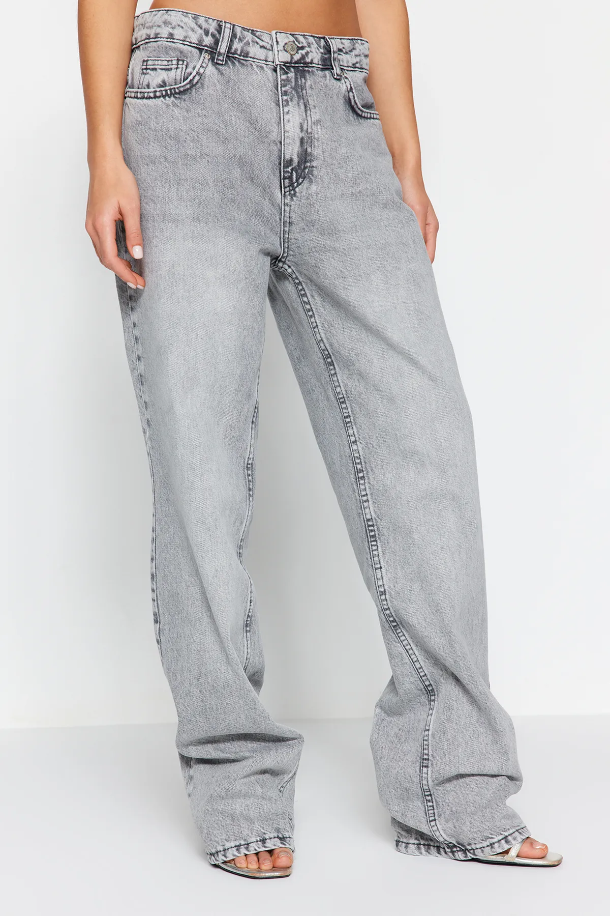Trendyol Collection  Graue Jeans mit niedriger Taille und weitem Bein TWOSS24JE00033