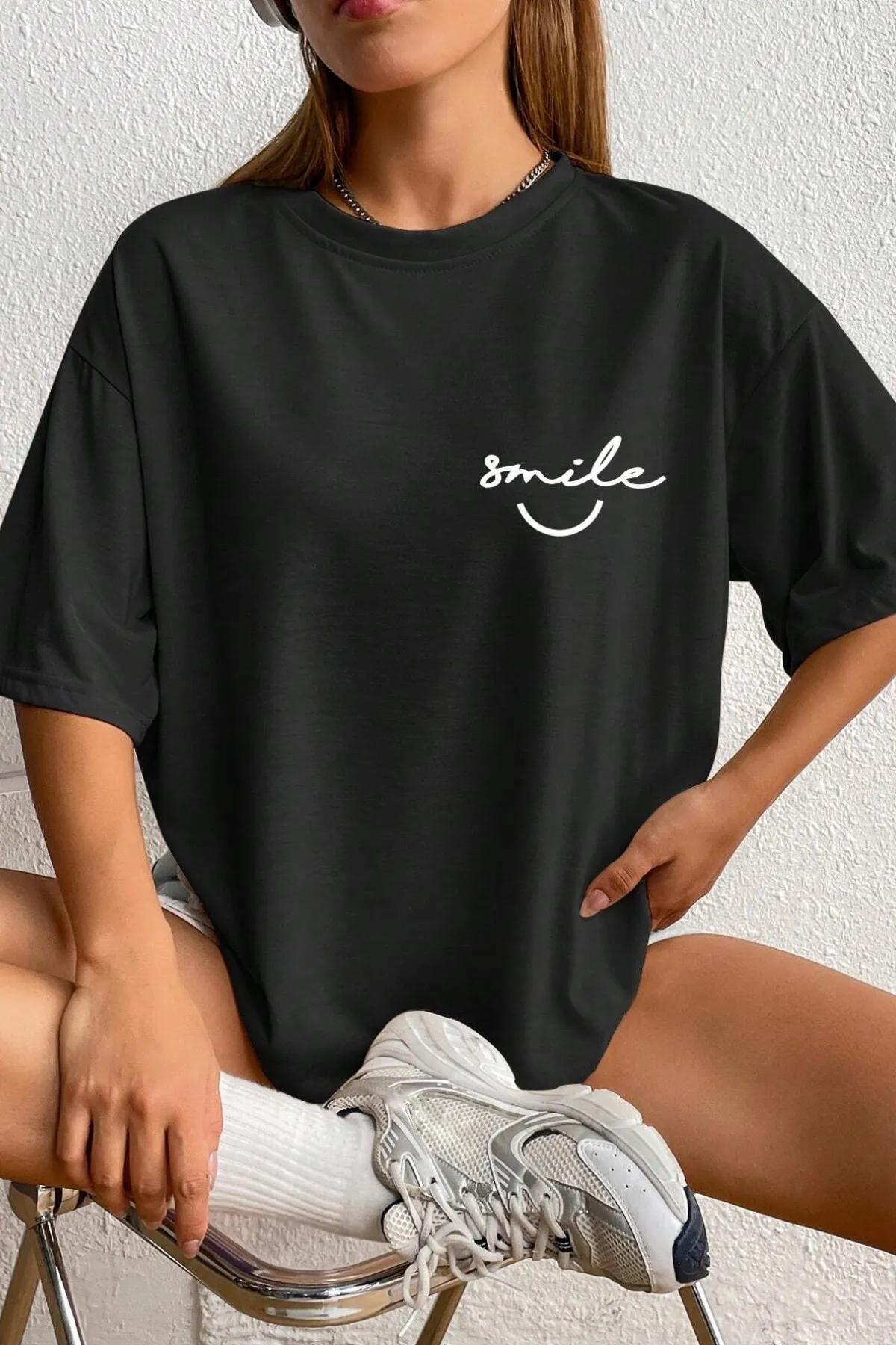 MODAGEN  Schwarzes Oversize-T-Shirt mit Rundhalsausschnitt und Smile-Print für Unisex