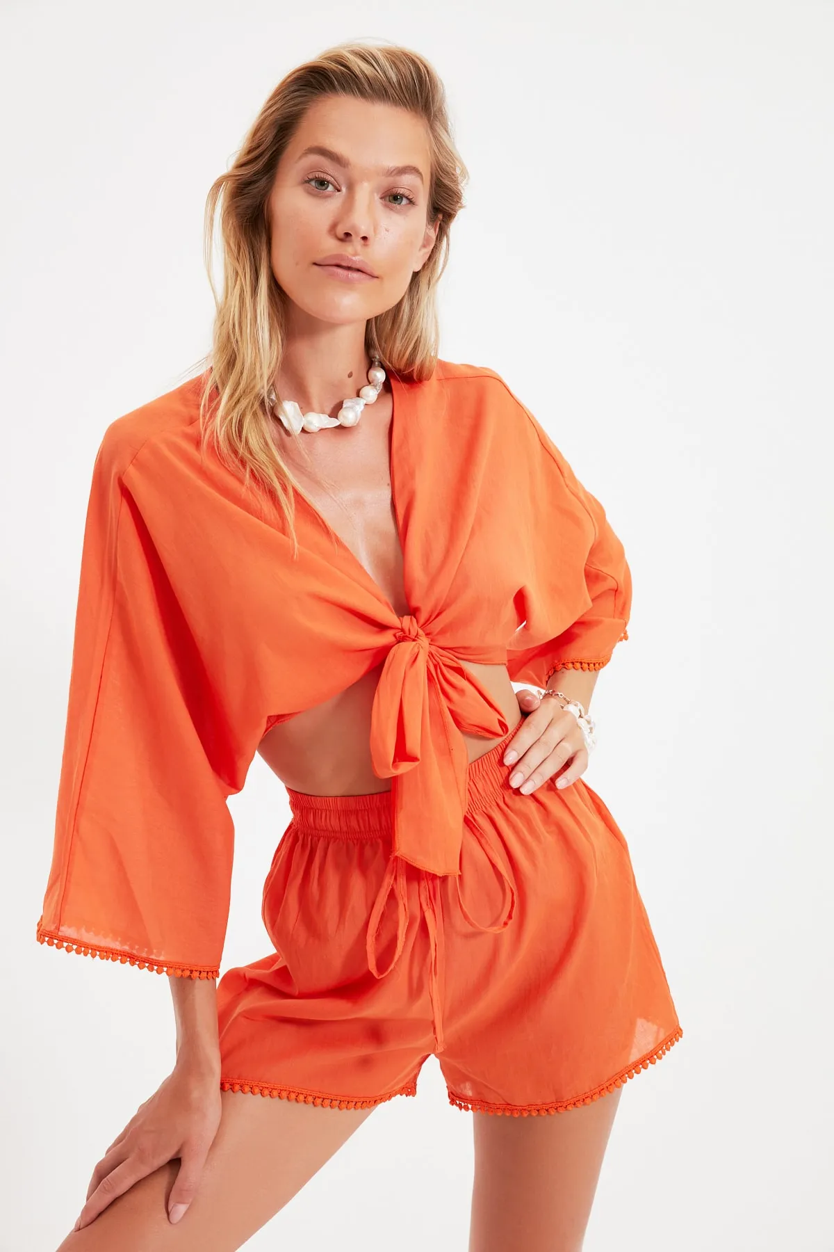 Trendyol Collection  Orangefarbenes, gewebtes, gebundenes Blusen-Shorts-Set aus 100 % Baumwolle TBESS21AU0481