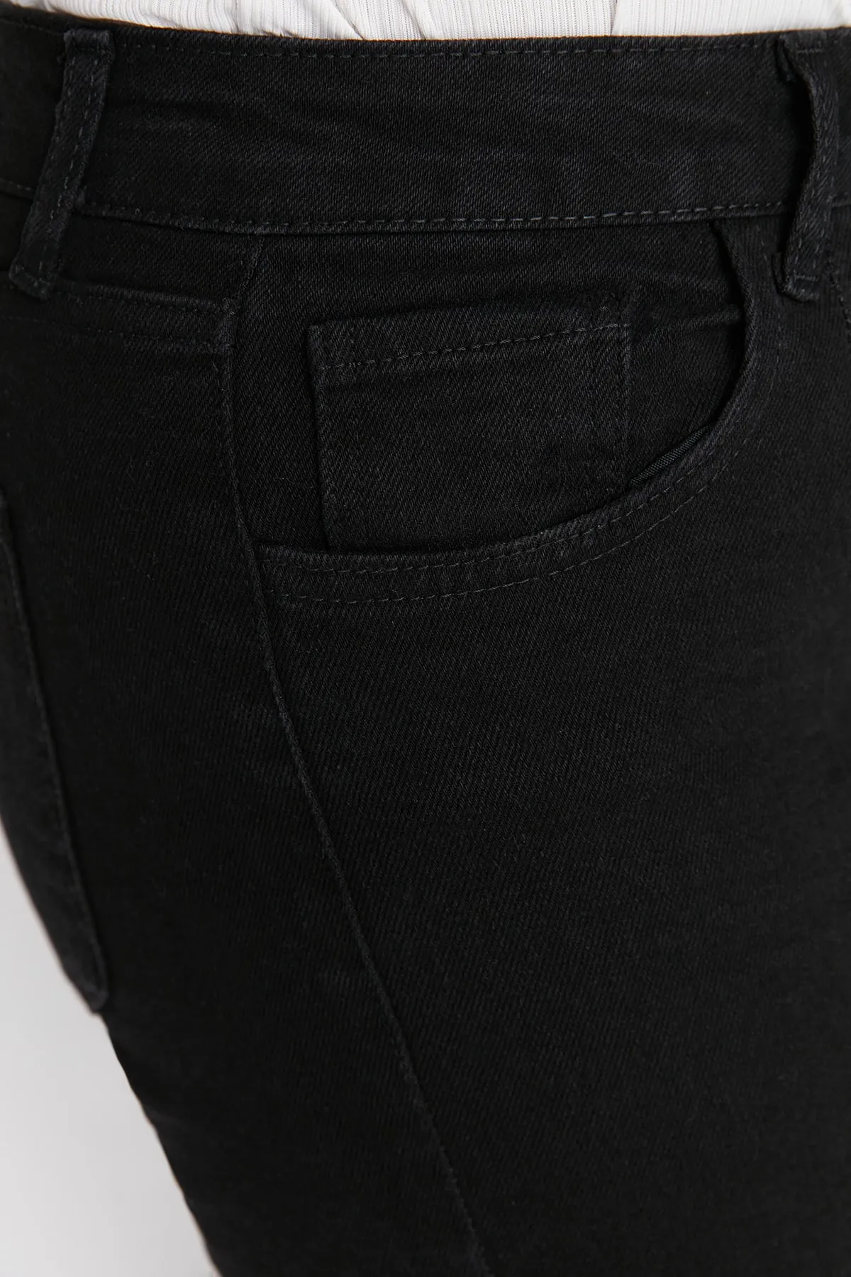 Trendyol Curve  Schwarze Denim-Jeans mit Schlitz und Details TBBAW23CJ00038