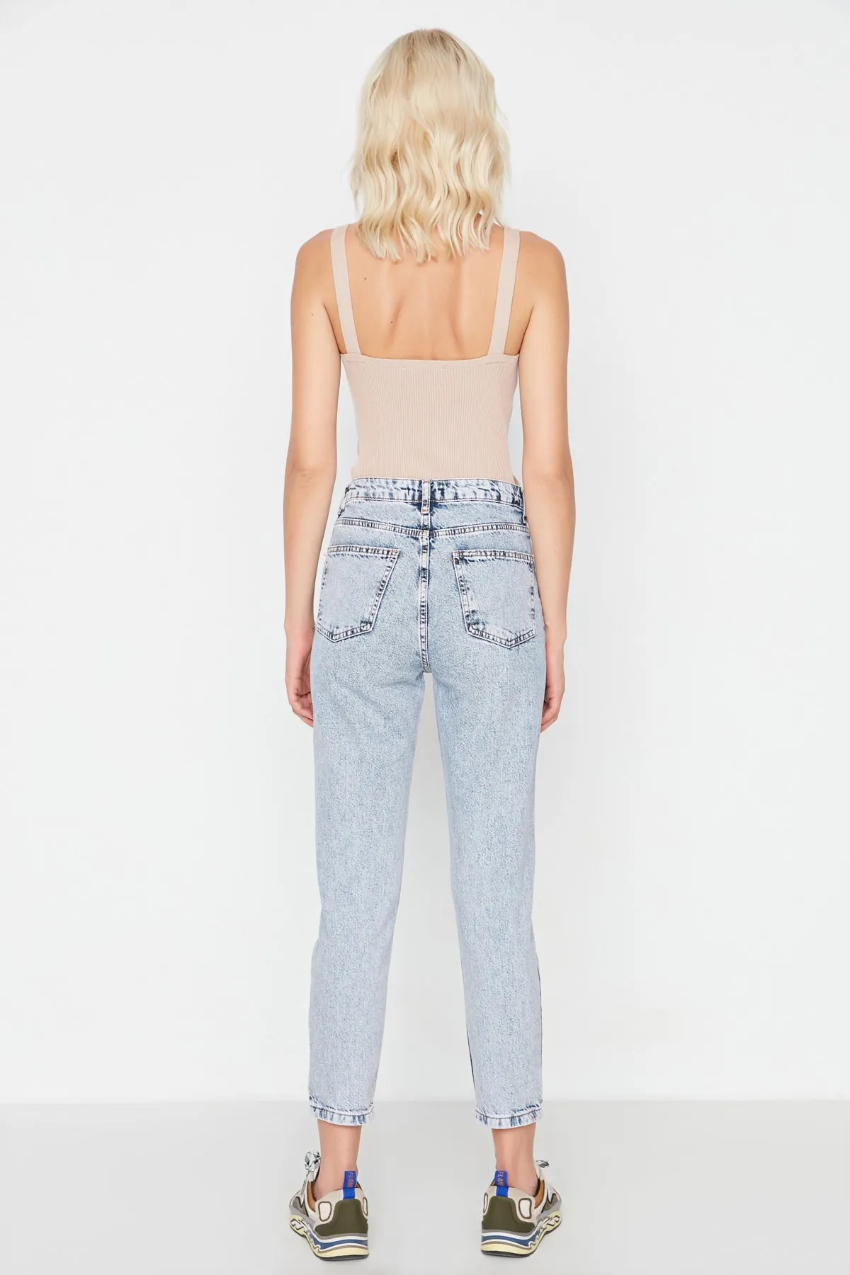 Trendyol Collection  Hellblaue Mom-Jeans mit hoher Taille und Wascheffekt TWOSS21JE0028