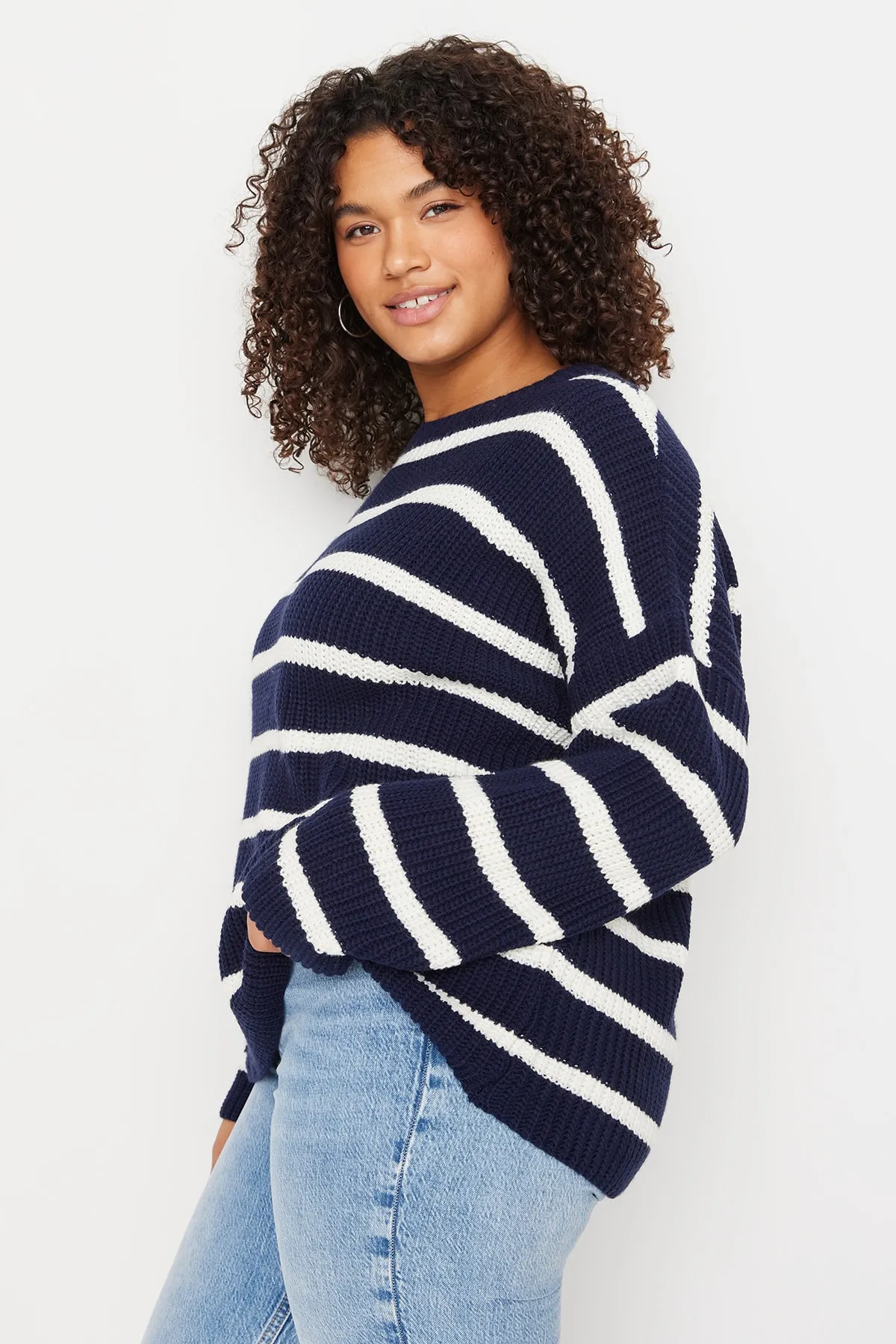 Trendyol Curve  Marineblauer, gestreifter, schulterfreier Strickpullover