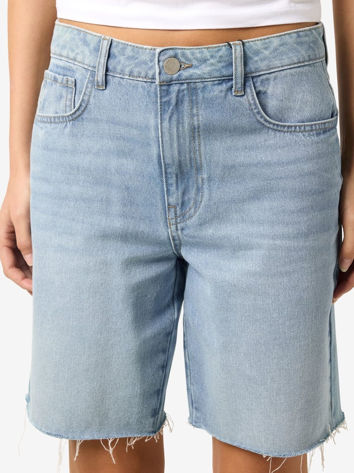 Noisy may Jeans-Shorts mit Fransensaum und 5 Taschen Design in Hellblau günstig kaufen