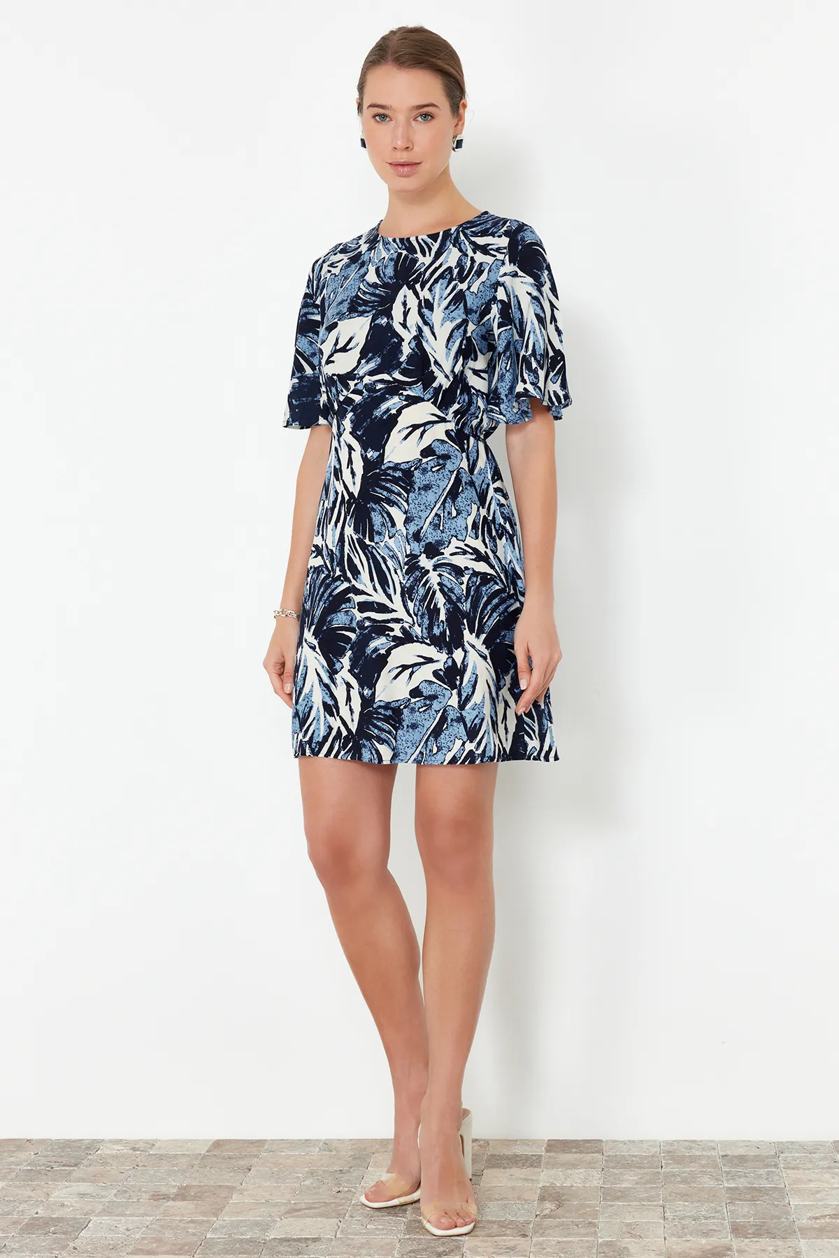 Trendyol Collection  Blaues A-Linien-Minikleid aus Viskosegewebe mit tropischem Blumenmuster TWOSS24EL00632