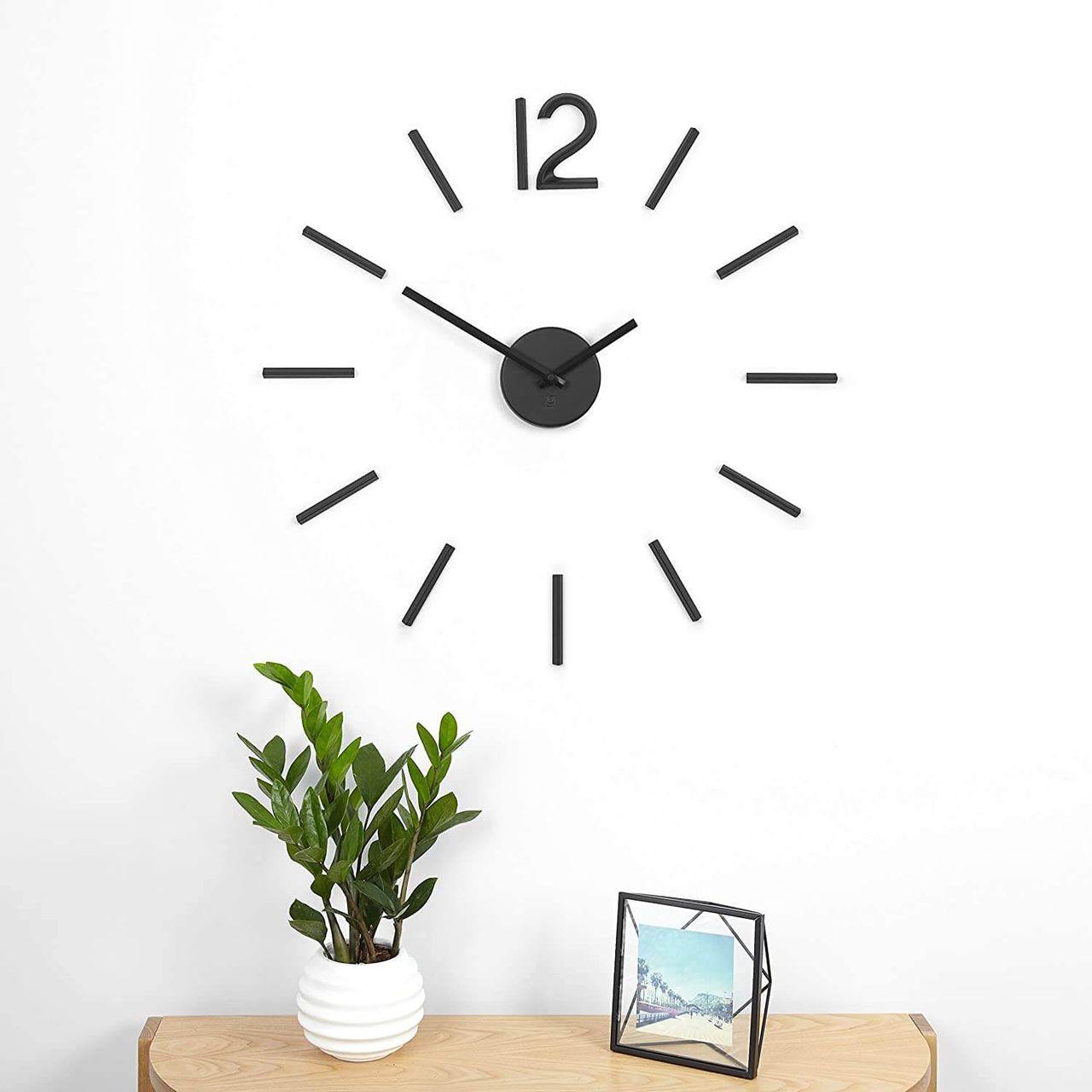 trends4cents Umbra BLINK DIY Quarz Wanduhr ohne Rahmen als Wanddekoration aus Metall mit Ziffern zum Aufkleben
