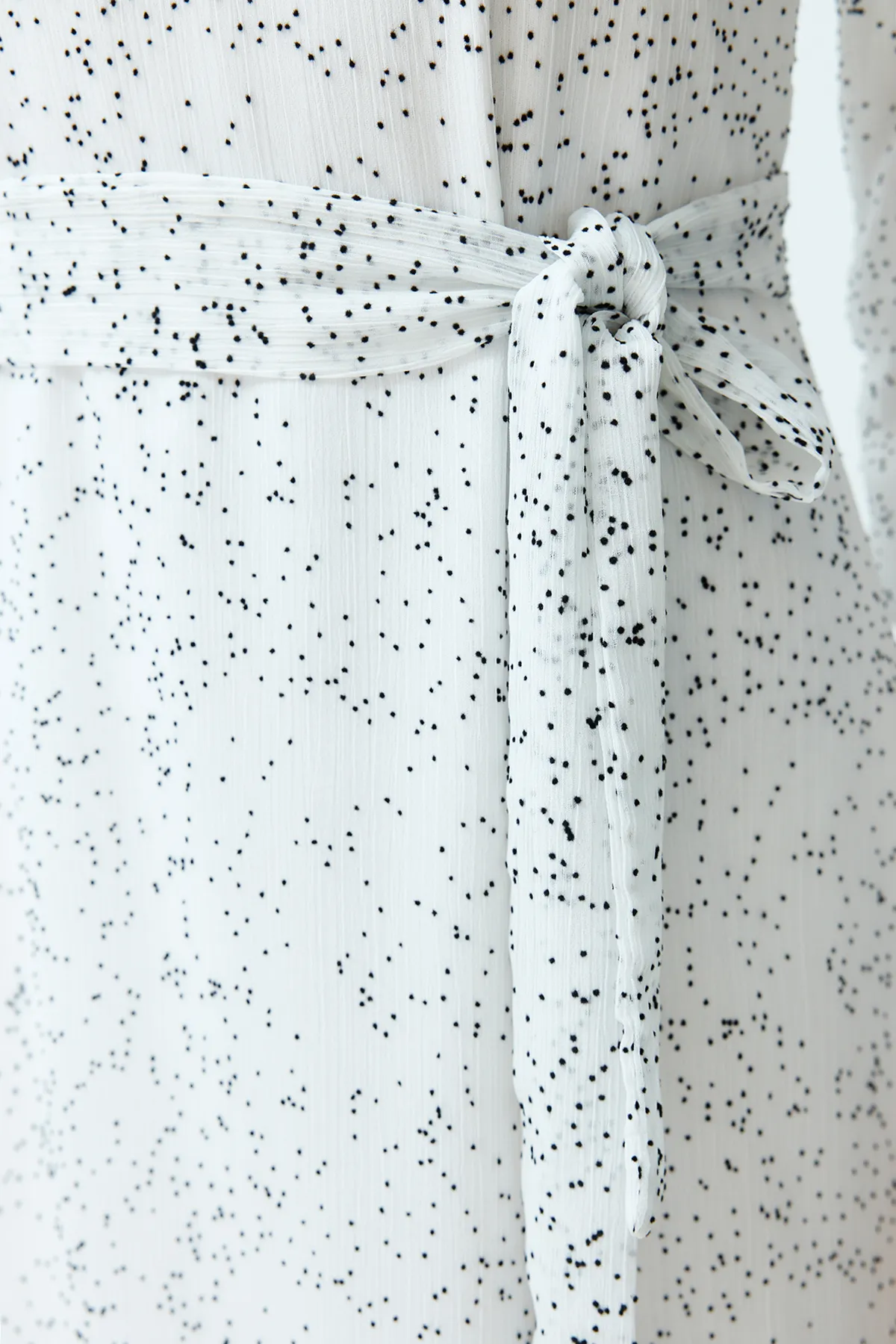 Trendyol Modest  Weißes, strukturiertes, hochwertiges, mit Polka Dots gefüttertes Webkleid TCTSS24EB00141
