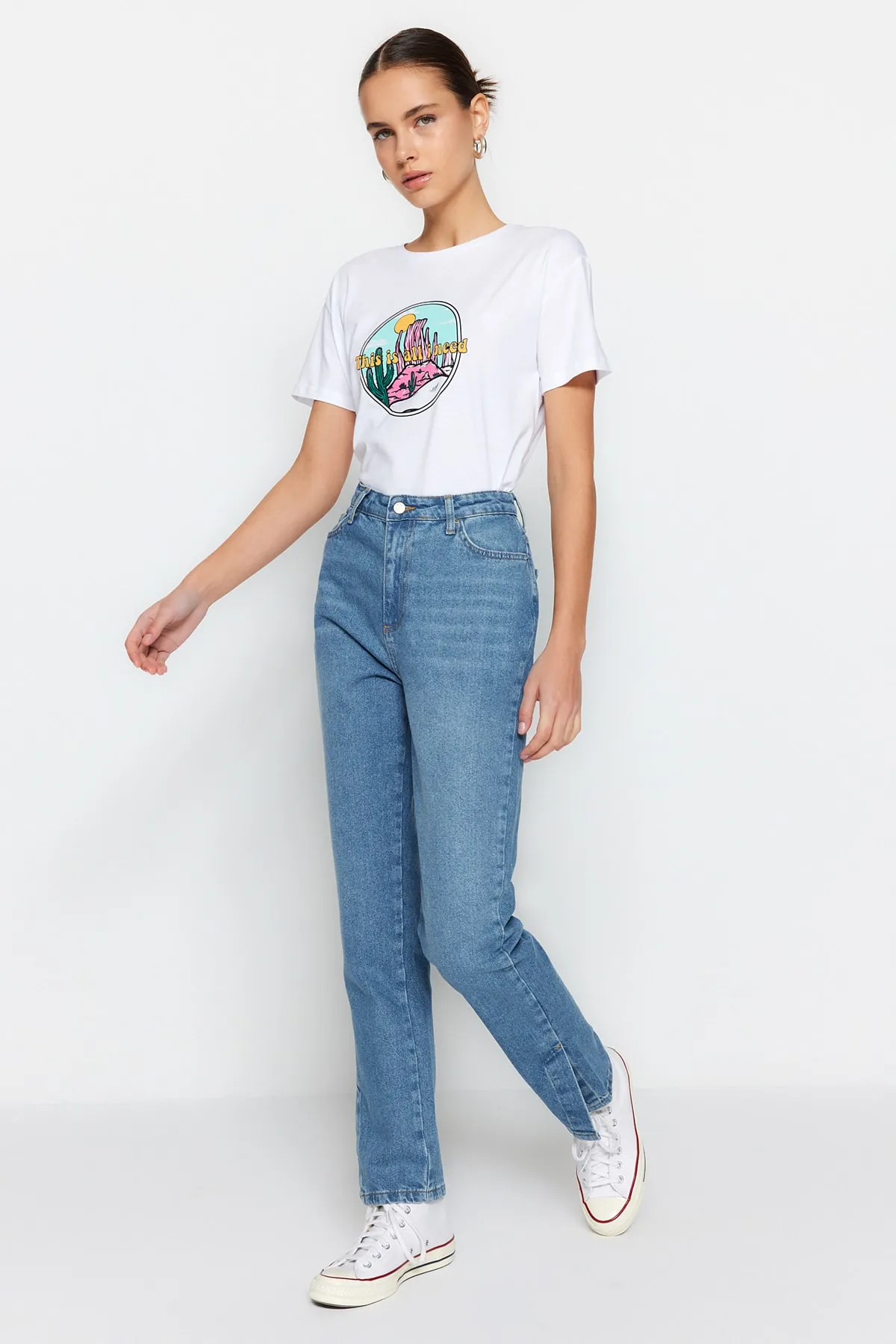 Trendyol Collection  Hellblaue Bootcut-Jeans mit Schlitz und hoher Taille TWOAW22JE0561
