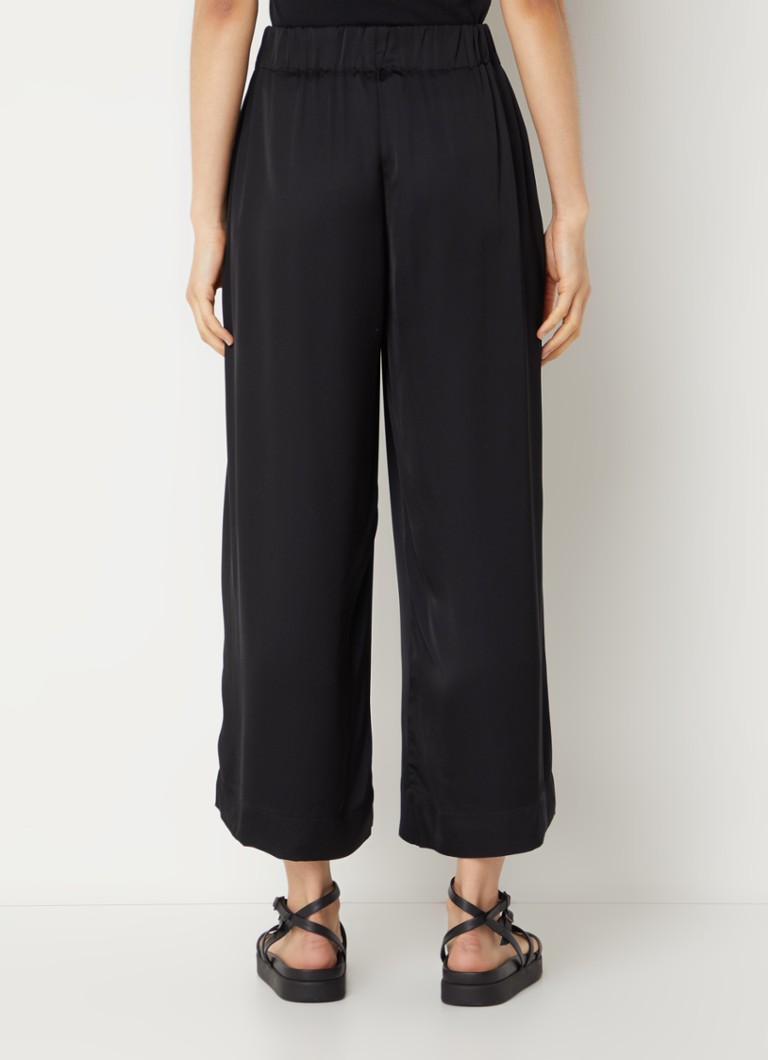 Pantaloni scurți Sessùn Isla din satin, cu talie medie și croi larg.