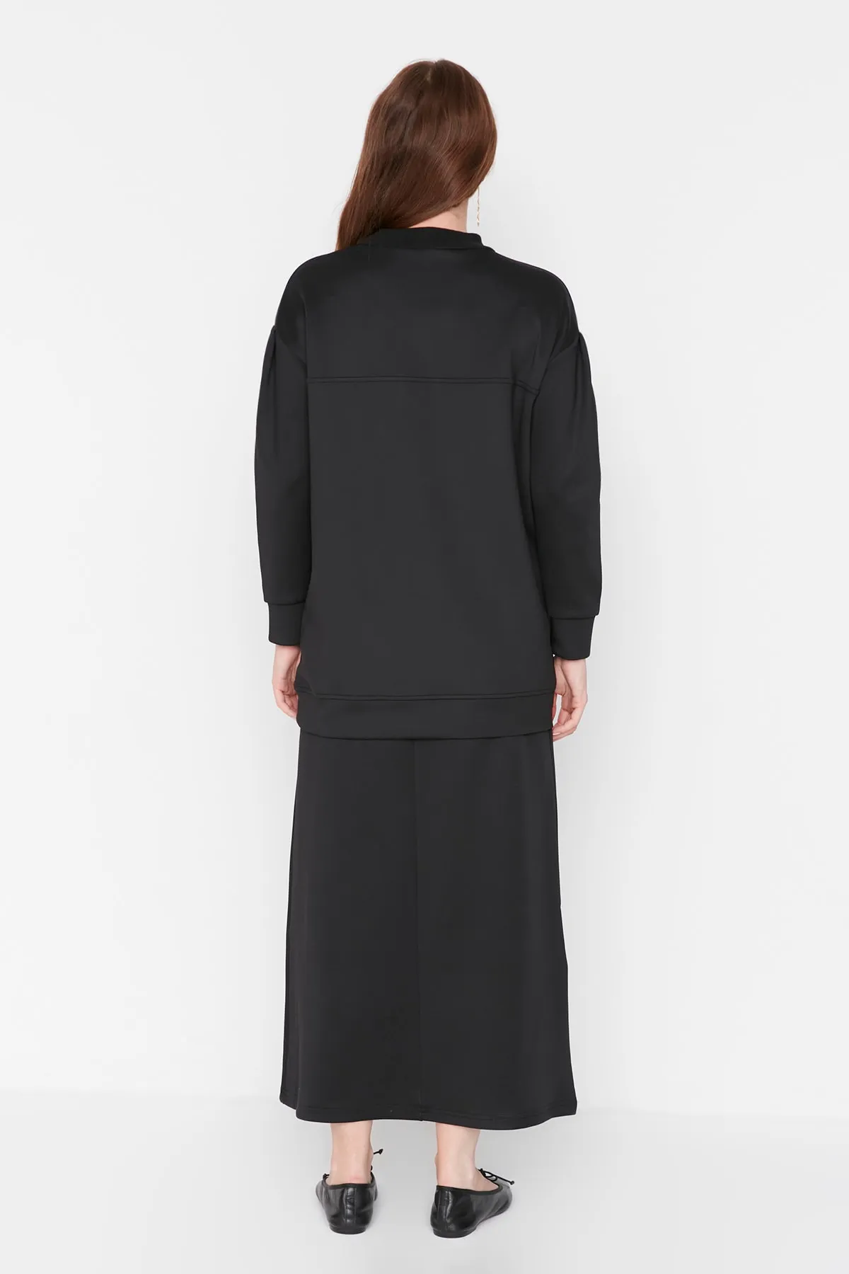 Trendyol Modest  Schwarzes Strickset aus Scuba-Tunika und -Rock mit Ärmeldetail TCTAW23US00106