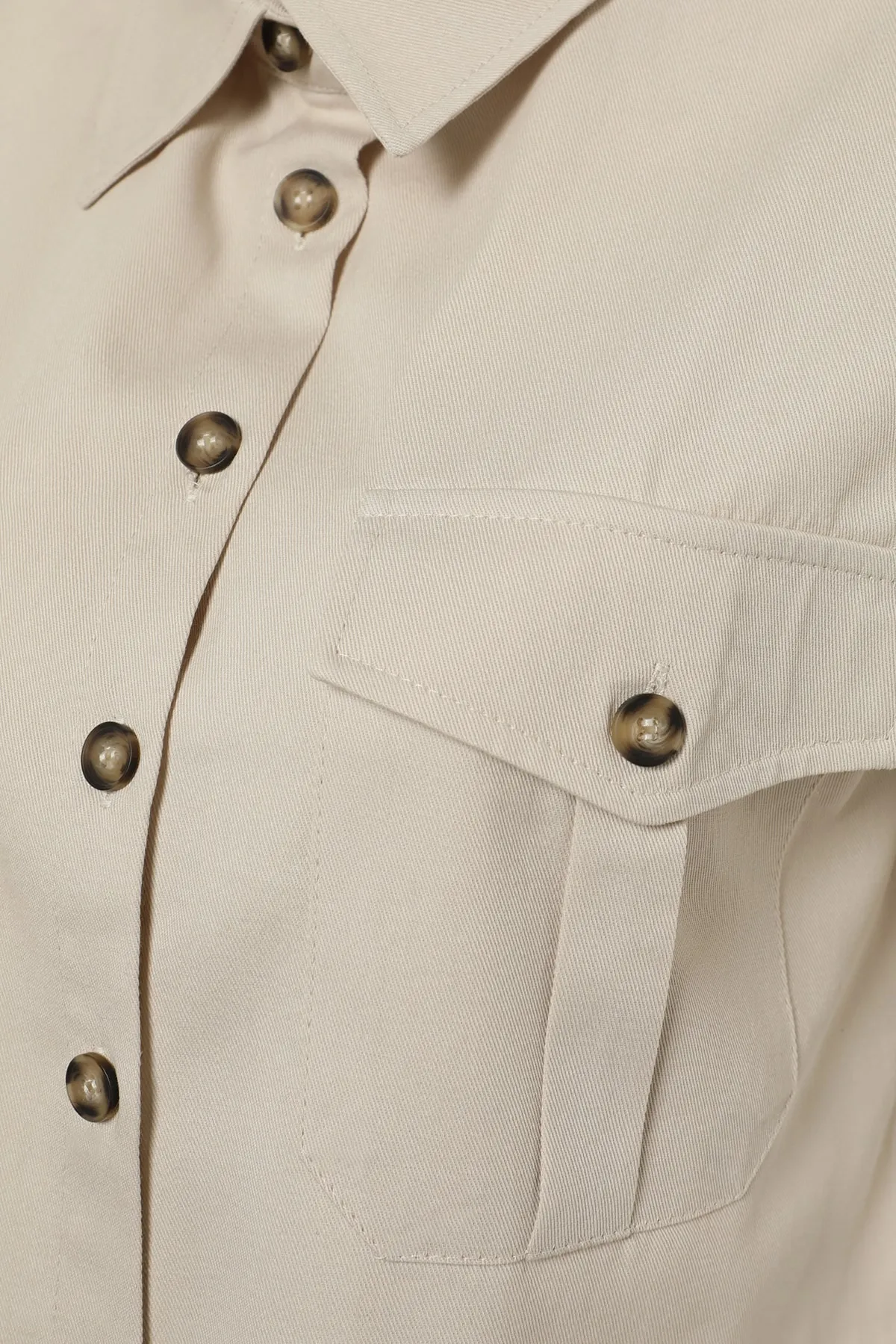 Trendyol Collection  Gewebtes Hemd mit Taschendetail in Stein – Kurzarm, normale Passform TWOSS22GO0654