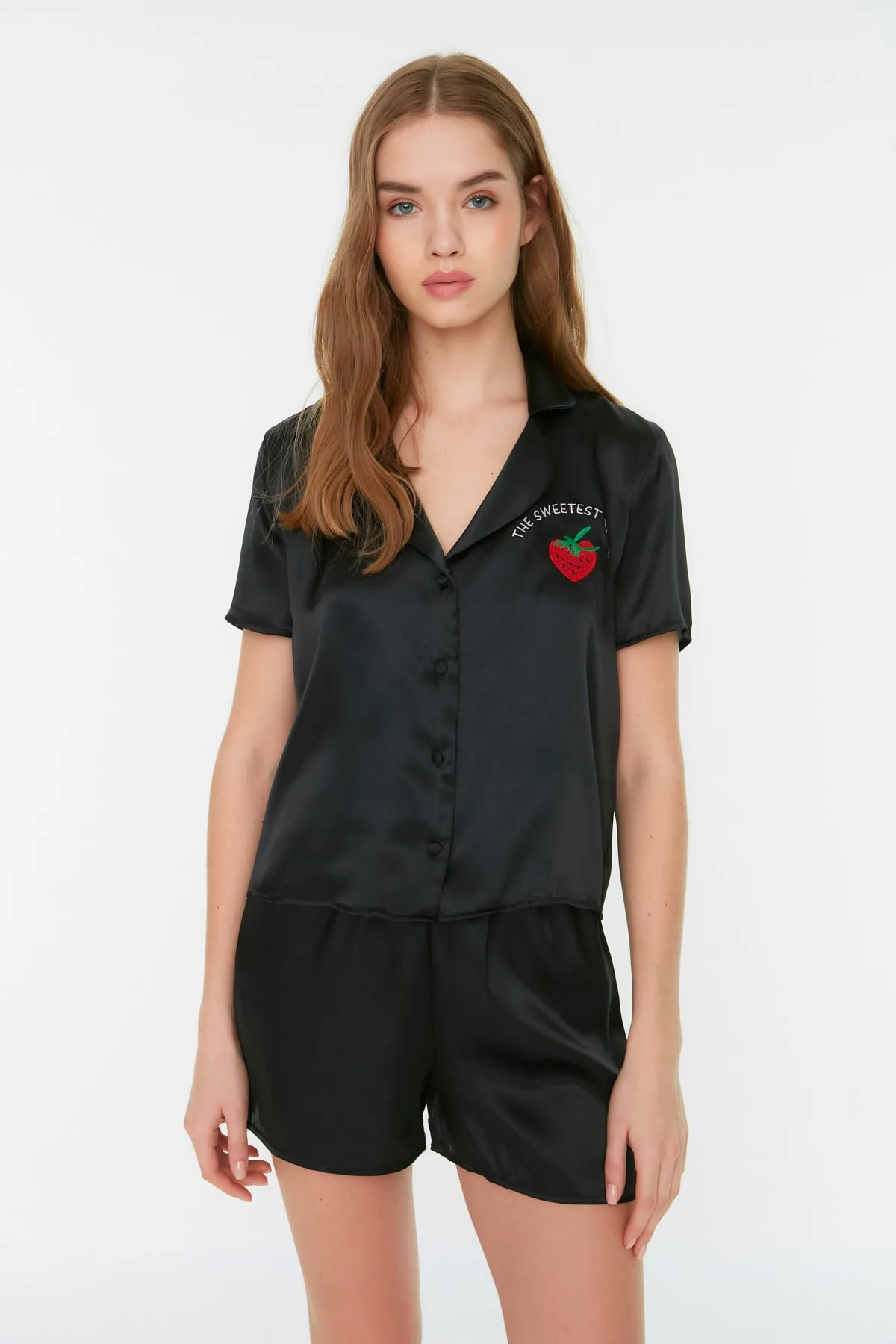 Trendyol Collection  Schwarzes, besticktes Satin-Hemd-Shorts-Pyjama-Set aus Webstoff THMSS22PT0395