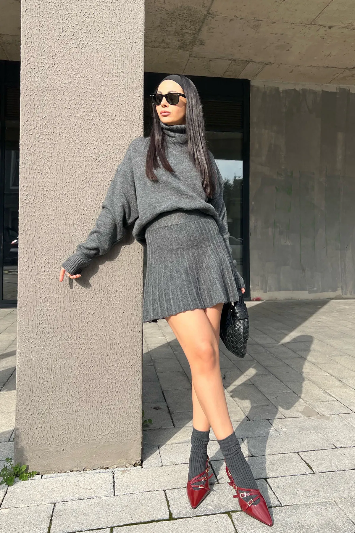 Seda Yalçın Atelier  Anthrazitfarbenes Strickset mit Rollkragenpullover und Rock