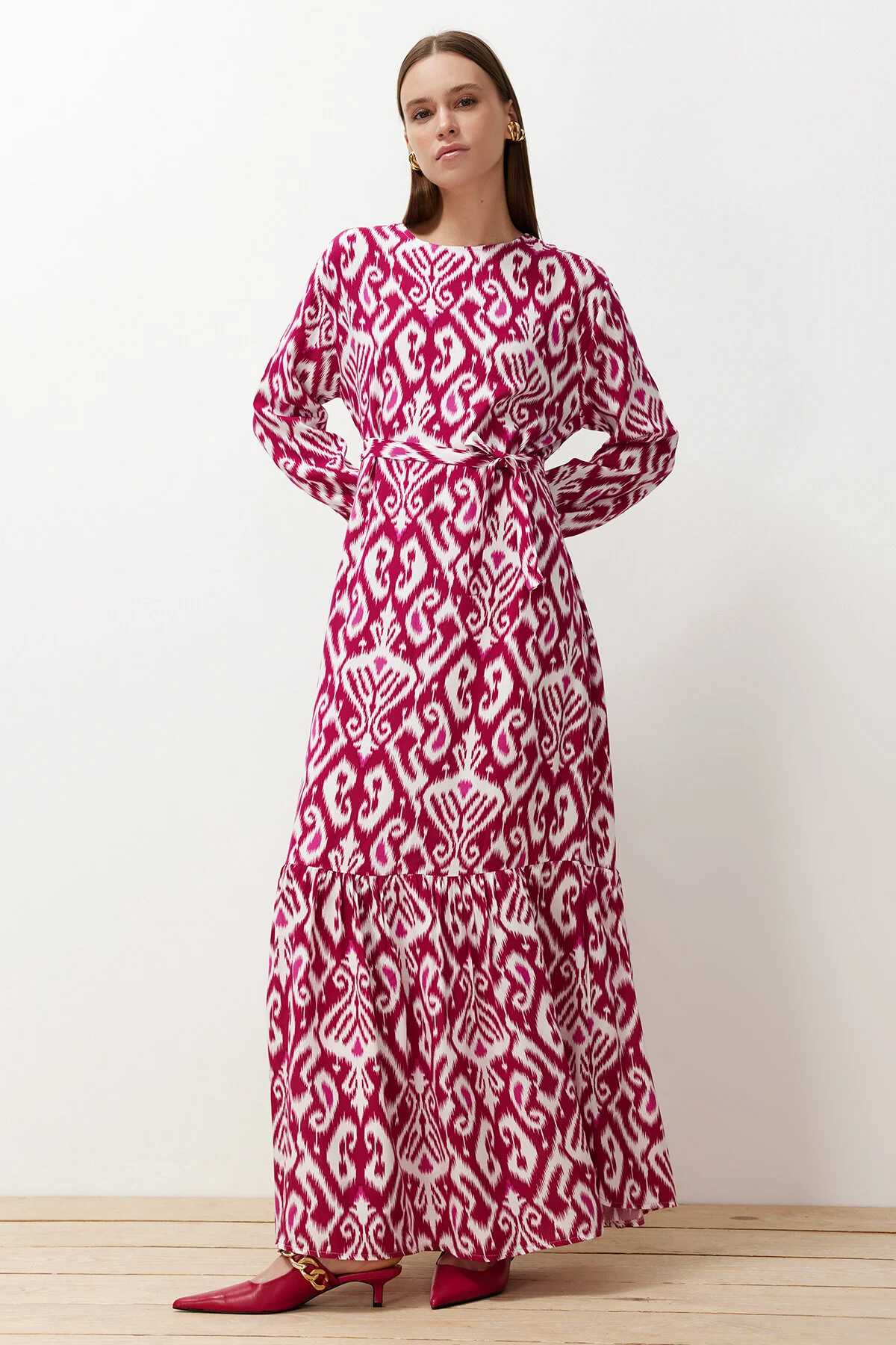 Trendyol Modest  Fuchsia Wickelkleid aus Viskosegewebe mit Muster und Gürtel TCTSS24EB00240