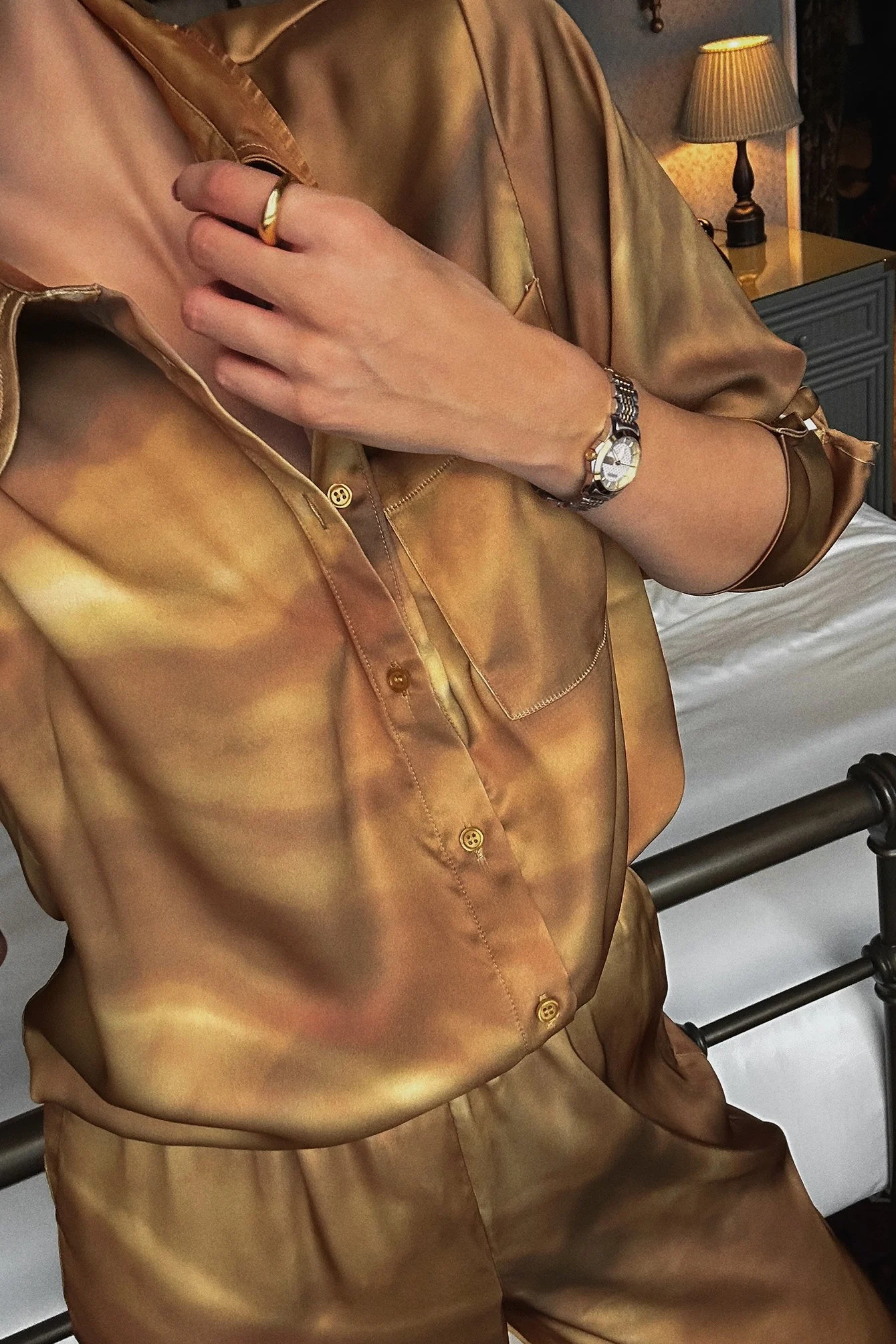Lockeres, langärmeliges Satin-Hemd