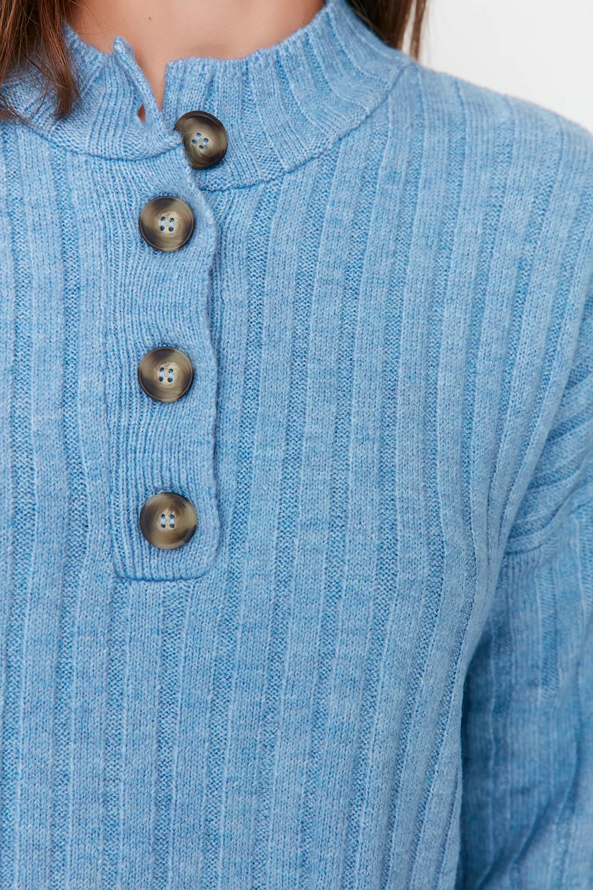Trendyol Modest  Gerippter Strickpullover mit blauem Kragen und Knöpfen TCTAW23AK00035