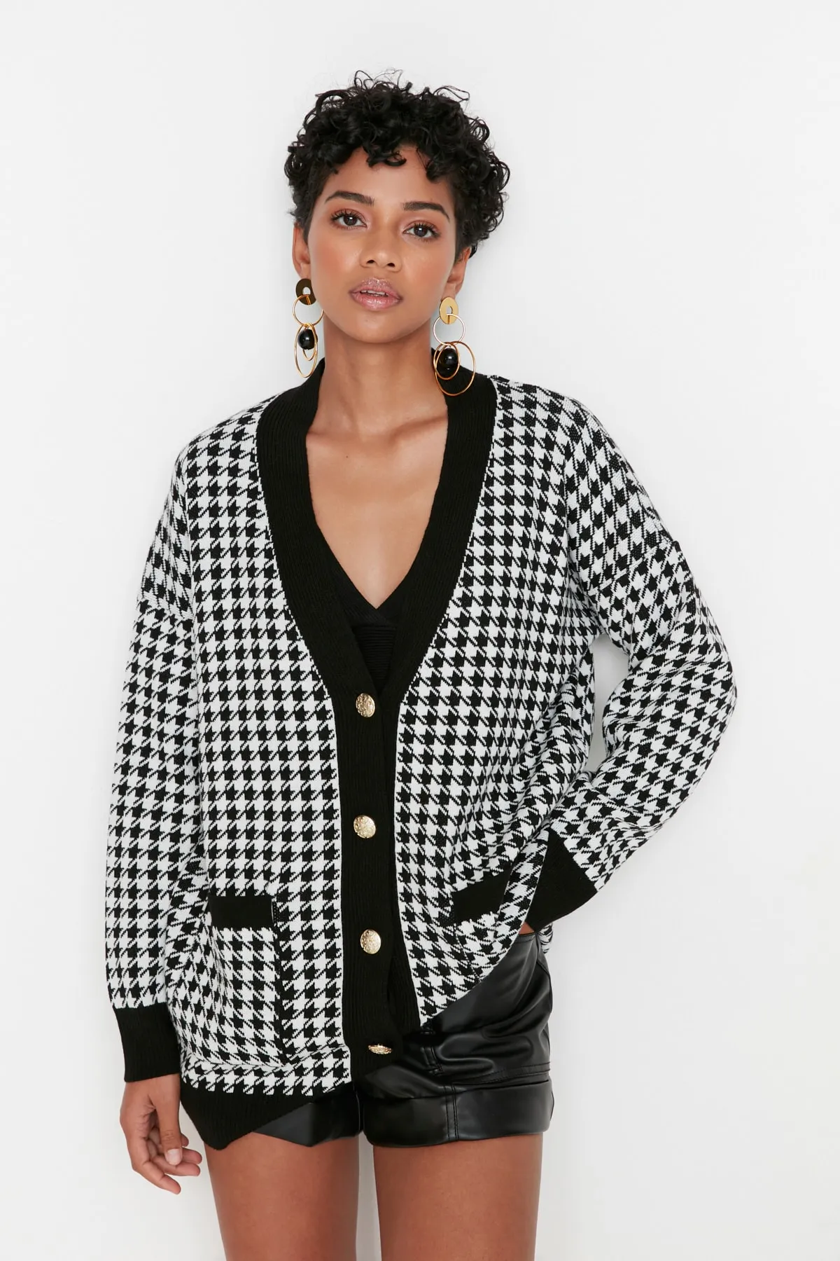 Trendyol Collection  Schwarzer Strick-Cardigan mit weiter Passform TWOAW22HI0179