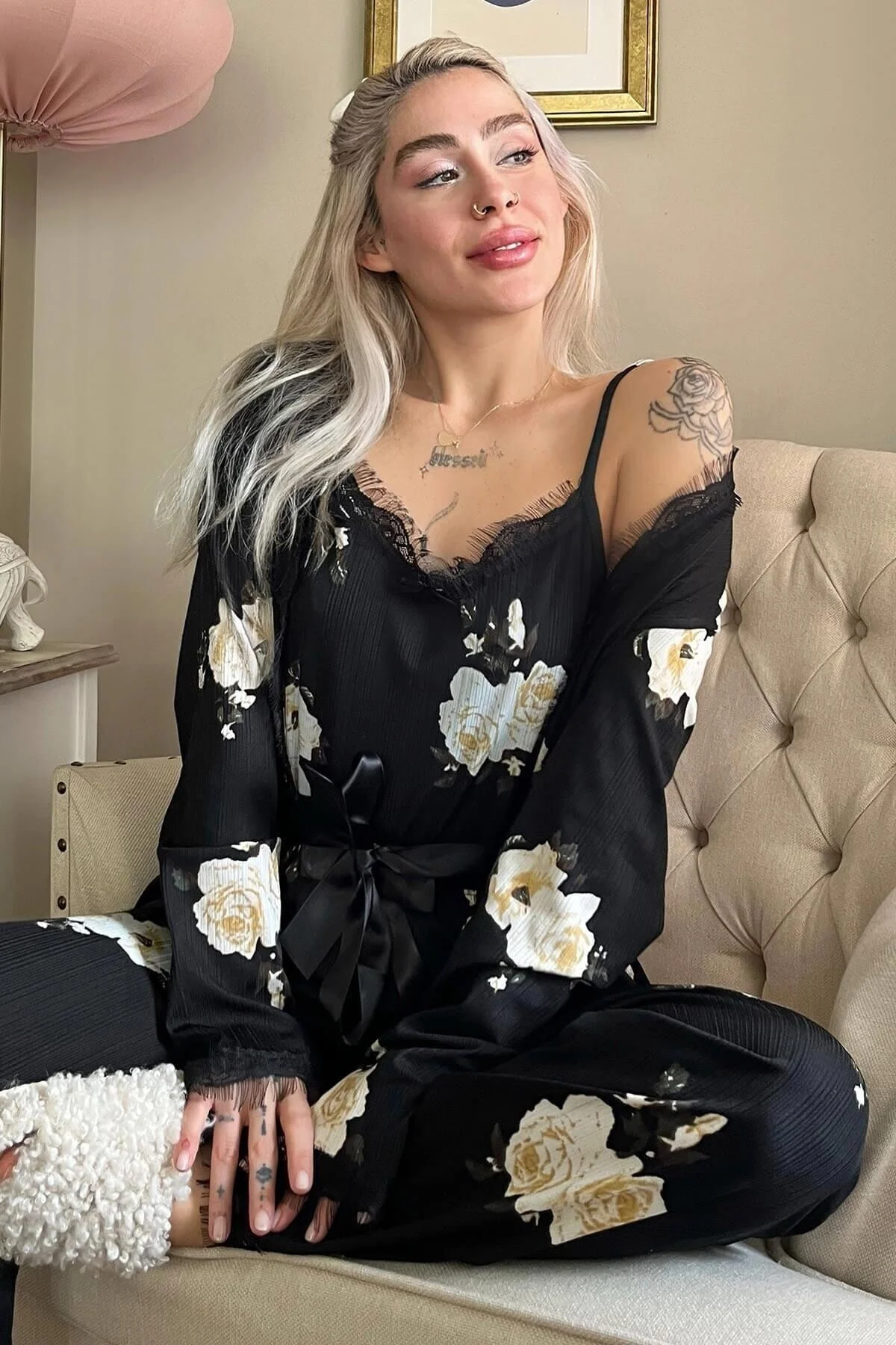 Pijamaevi  Pegasus-Pyjama-Set mit cremefarbenem, floral gemustertem Morgenmantel