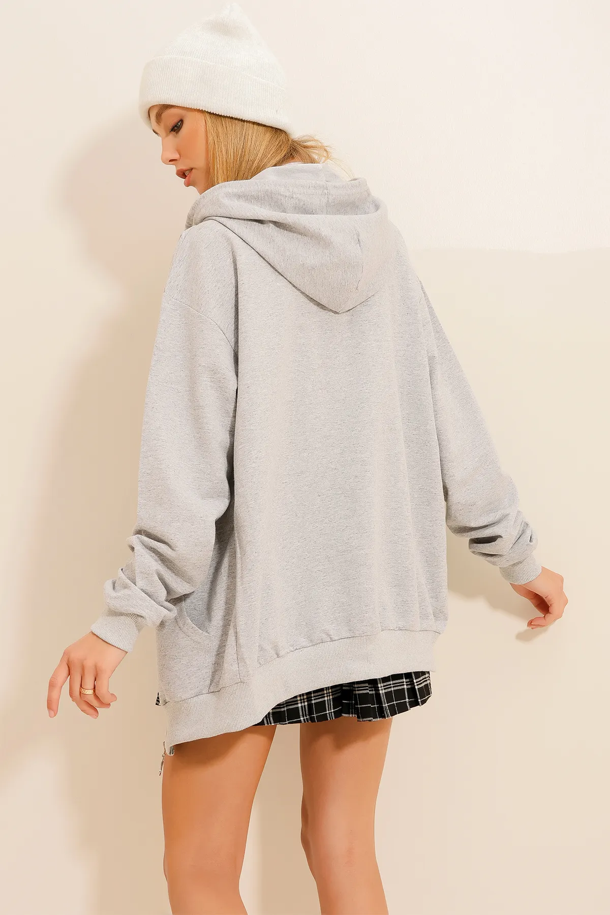 Trend Alaçatı Stili  Graues saisonales Damen-Sweatshirt mit Kapuze, doppelter Tasche und Reißverschluss ALC-667-001