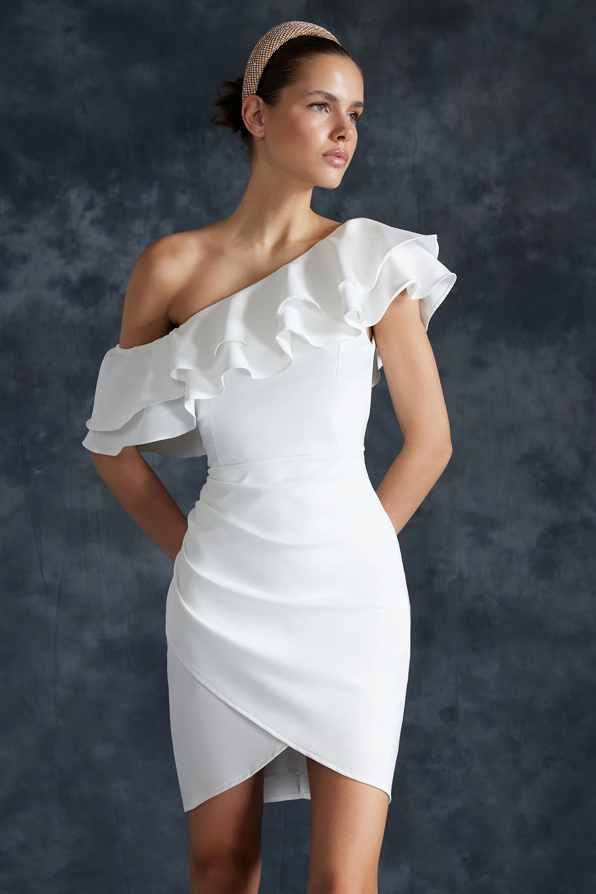Trendyol Collection  Weißes Braut-Volant-detailliertes, gefüttertes Hochzeits-/Nikah-Elegantes Abendkleid TPRSS24EL00013