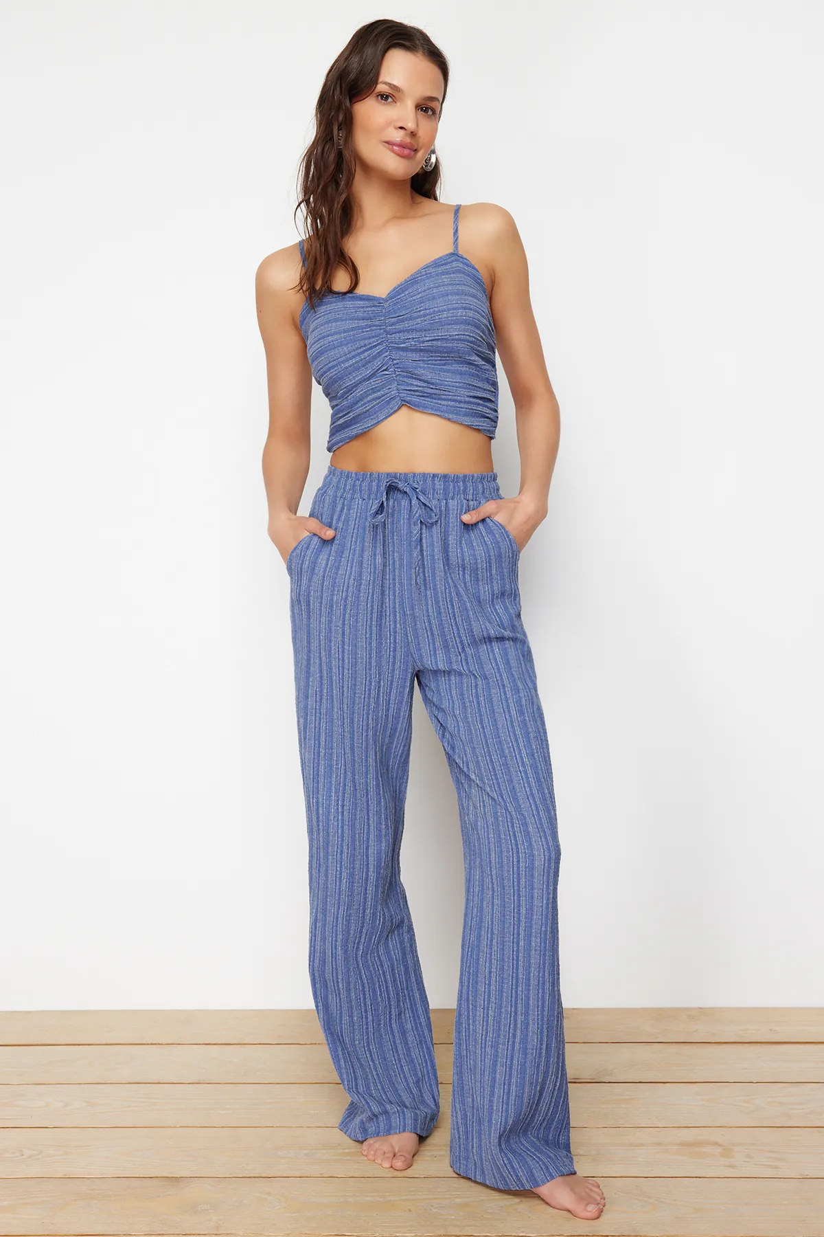 Trendyol Collection  Blaues gewebtes Blusen-Hosen-Set TBESS24AU00076