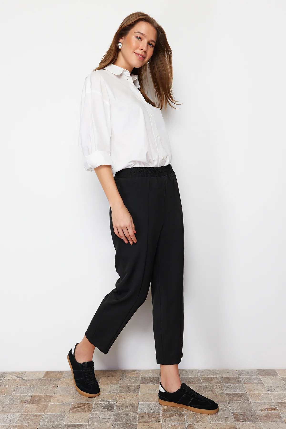 Trendyol Modest  Schwarze gewebte Hose mit elastischem Bund und Rippendetails und geradem Schnitt TCTSS21PL0570