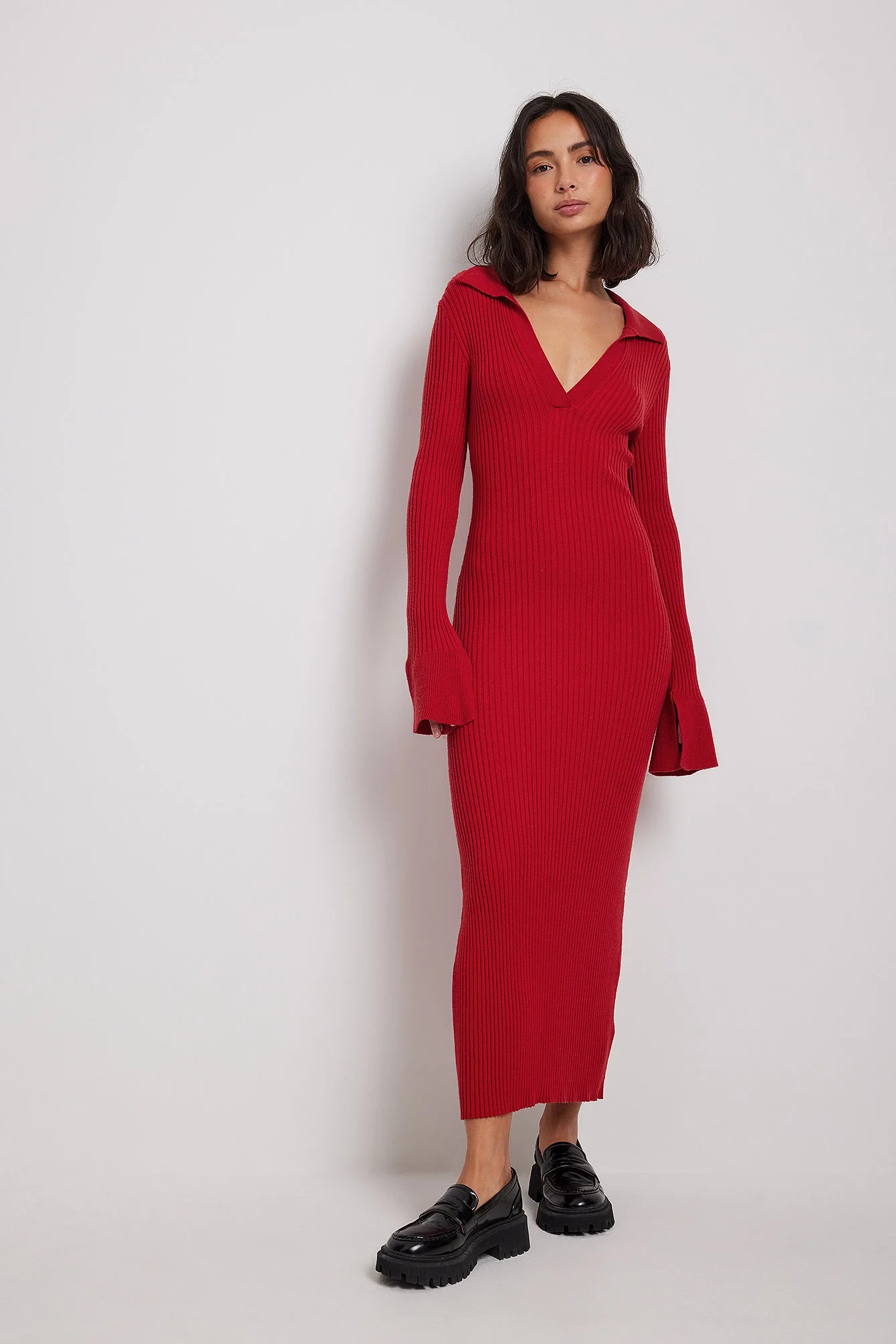 Rippenstrick-Kleid mit Trompetenärmeln