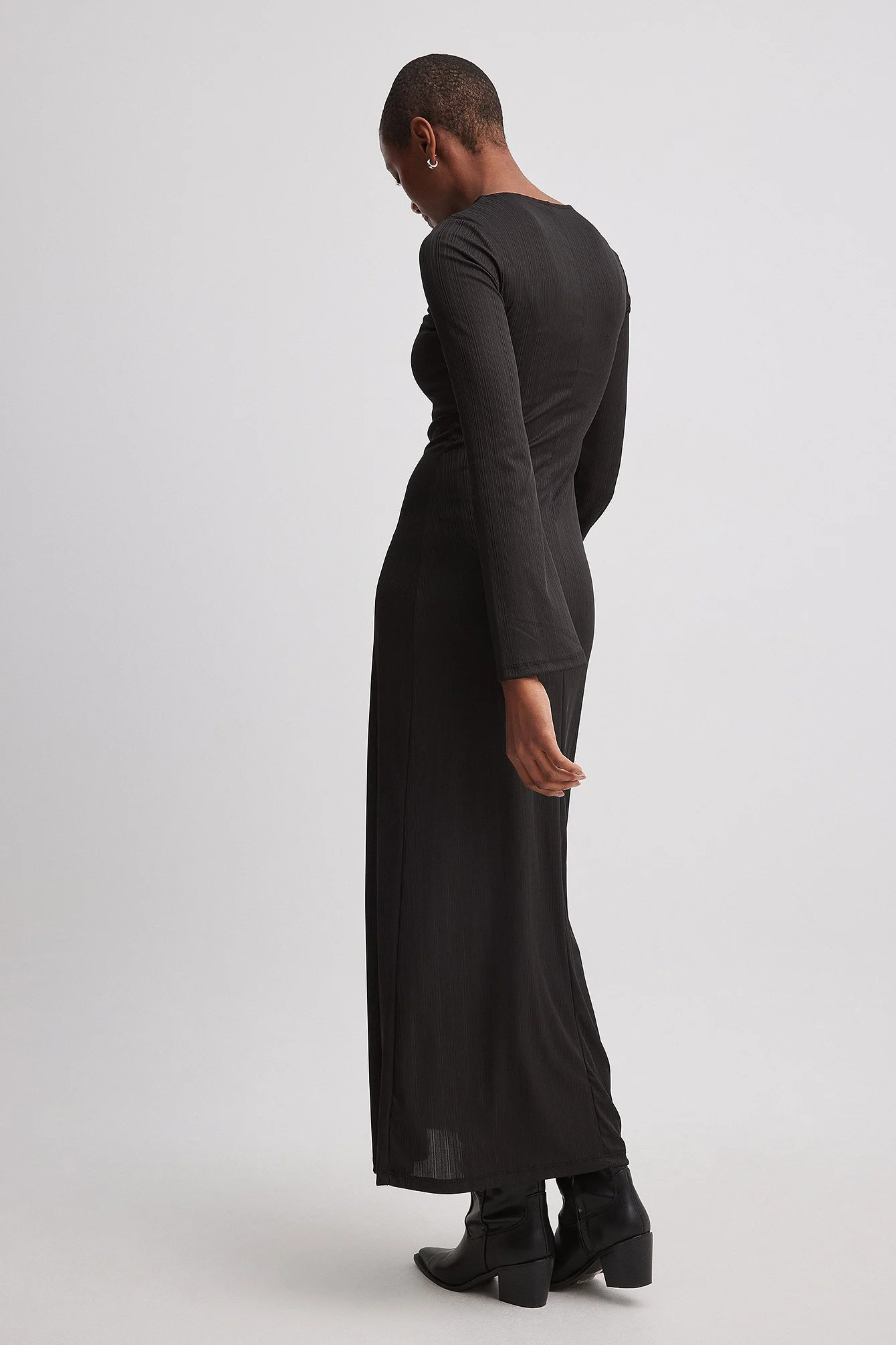 Geripptes Maxikleid mit Rüschen