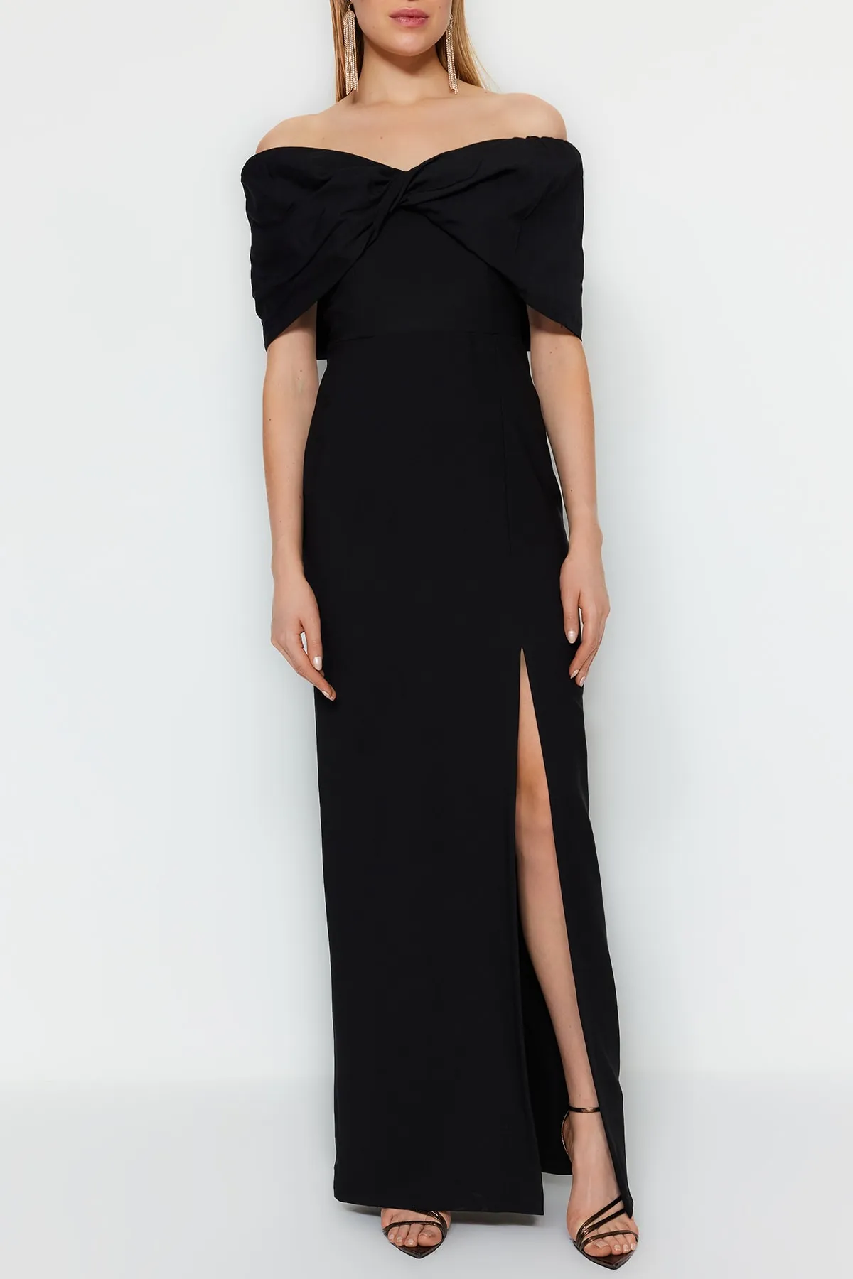 Trendyol Collection  Schwarzes, gefüttertes, gewebtes, langes Abendkleid TPRSS23AE00067