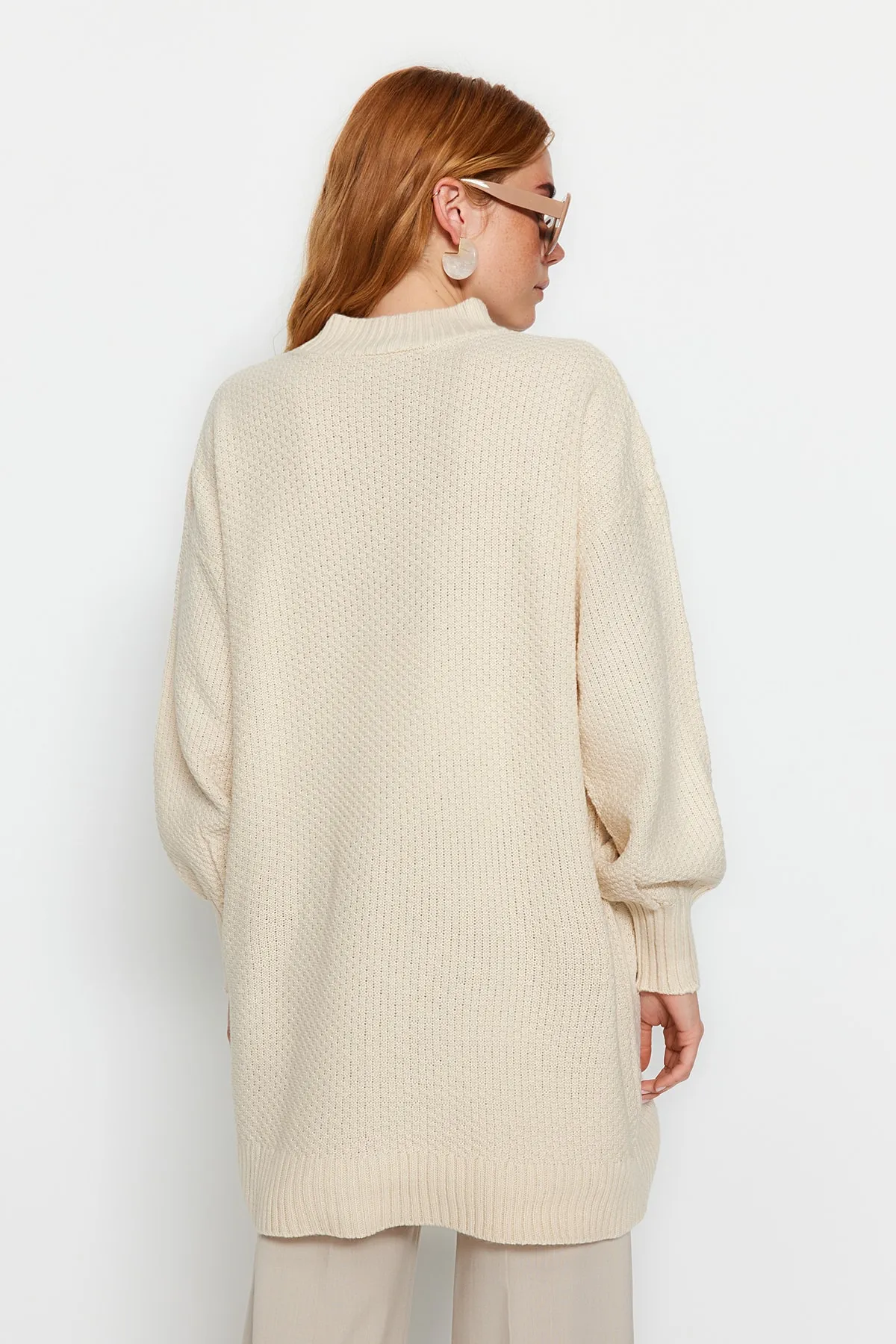 Trendyol Modest  Steinfarbener Strickpullover mit hohem Kragen und Wabenmuster TCTAW24AK00020