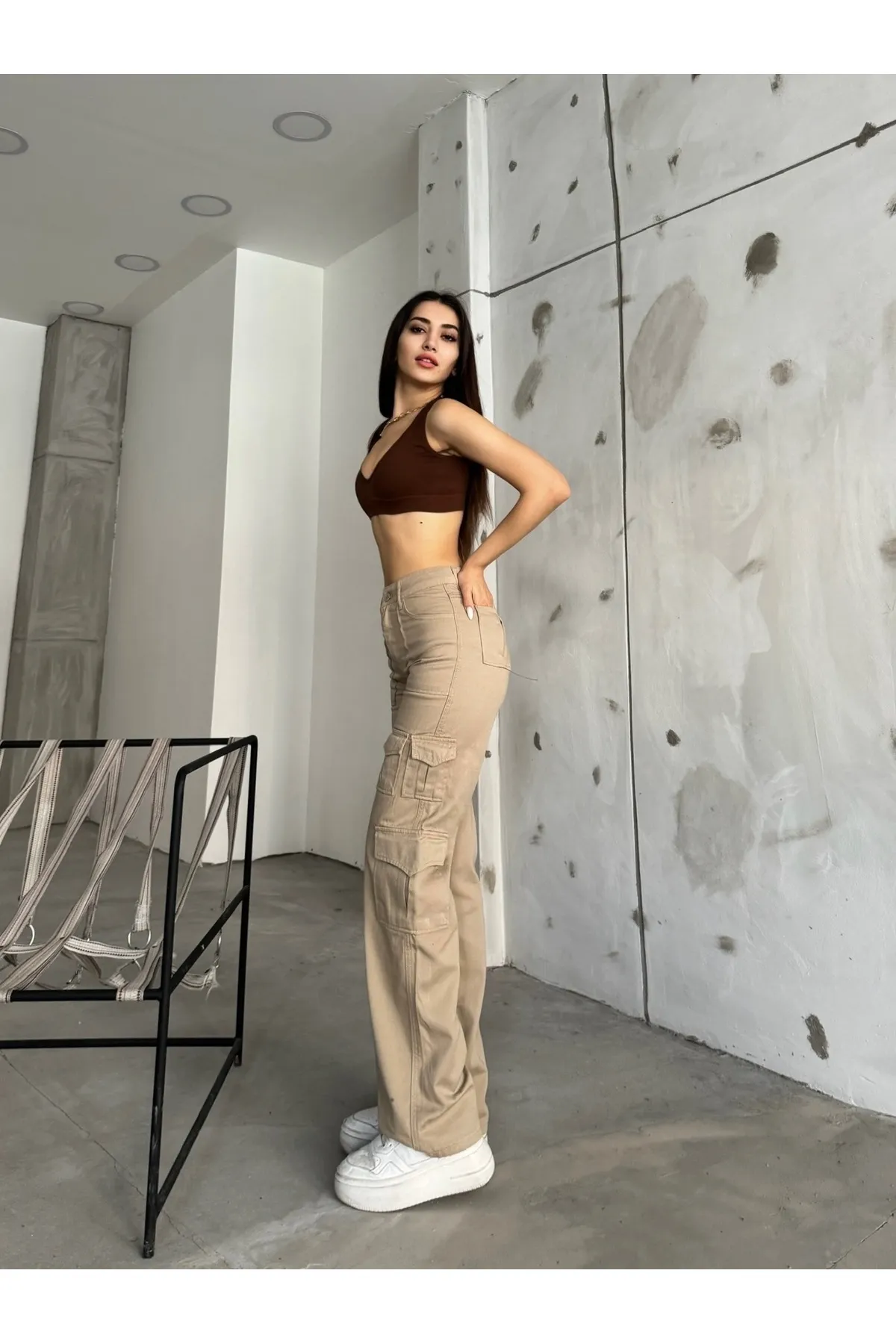 BİKELİFE  Beigefarbene Cargohose mit hoher Taille und mehreren Taschen und gerader Passform für Damen