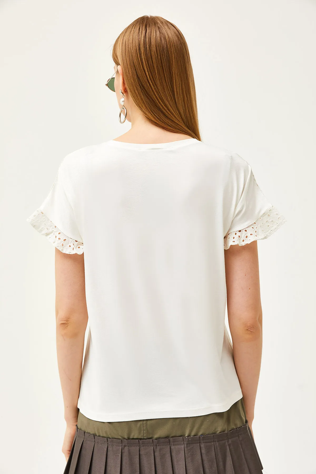 Olalook  Ecrufarbenes Damen-T-Shirt mit Volants und Muschelärmeln BLZ-19000979
