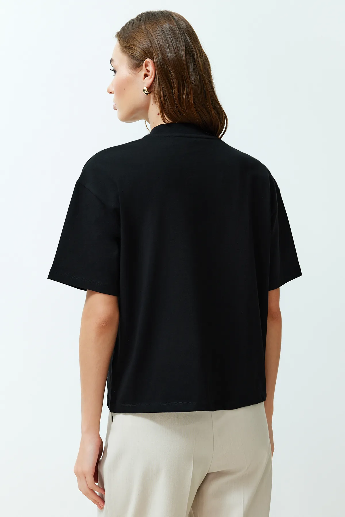 Trendyol Collection  Schwarzes Strick-T-Shirt aus 100 % Baumwolle mit Stehkragen und dreiviertellangen Ärmeln TWOSS24TS00074