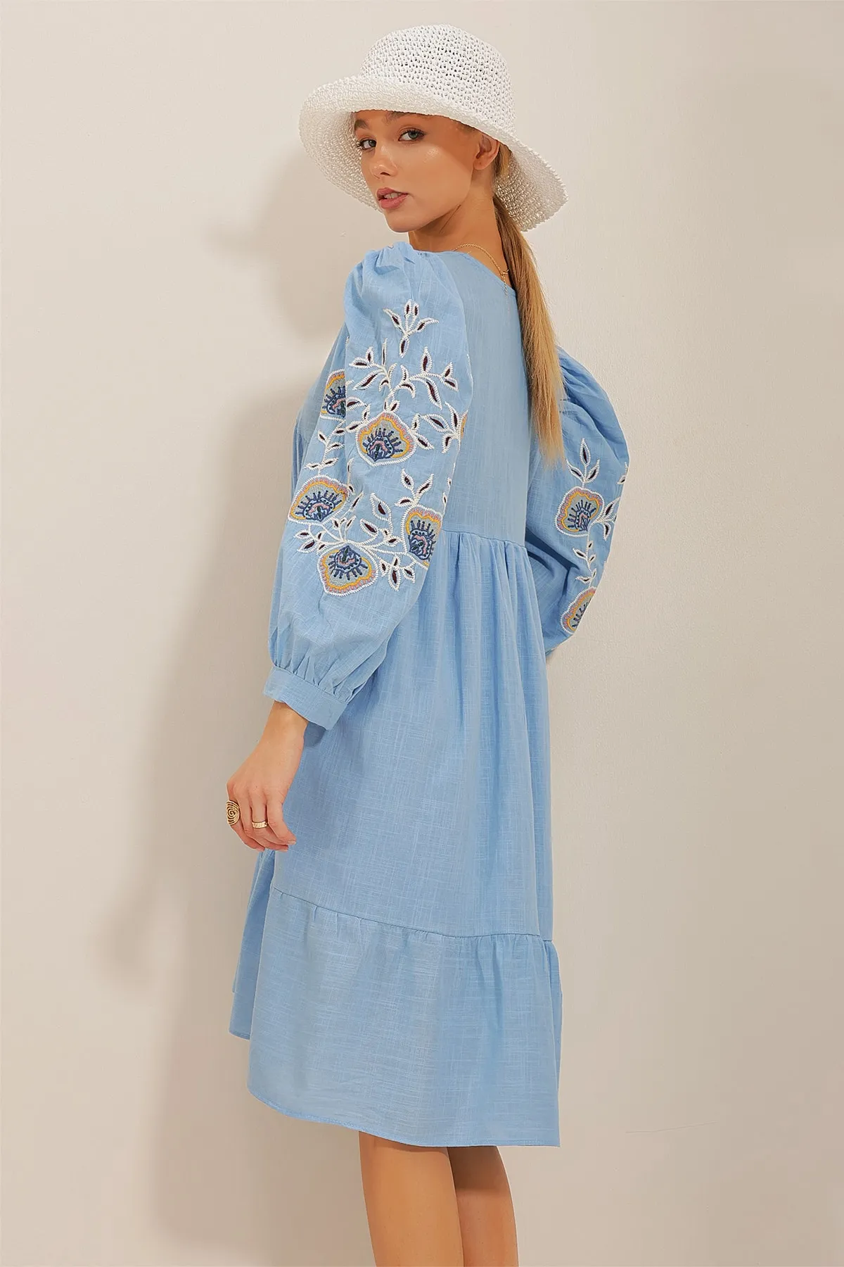 Trend Alaçatı Stili  Blaues, besticktes, gewebtes Leinenkleid für Damen mit V-Ausschnitt und Ärmeln ALC-X10659