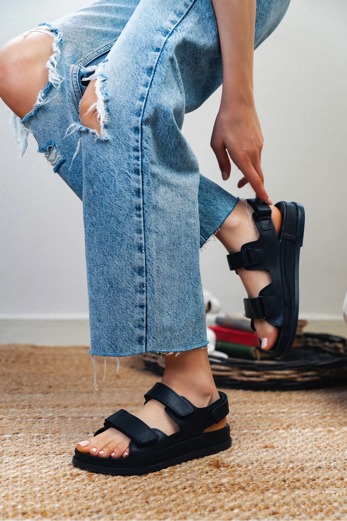 NİŞANTAŞI SHOES  Julia Black Matte Damen-Sandalen mit Klettverschluss und flacher Sohle