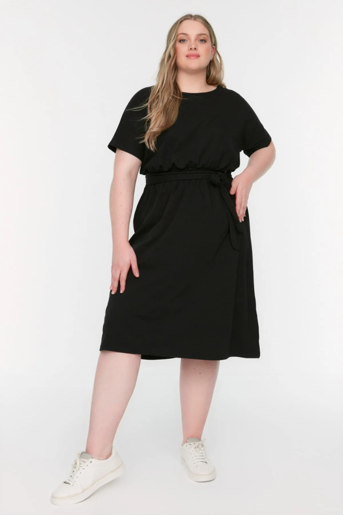 Trendyol Curve  Schwarzes Strickkleid mit Rundhalsausschnitt und Gürtel TBSSS22AH0242