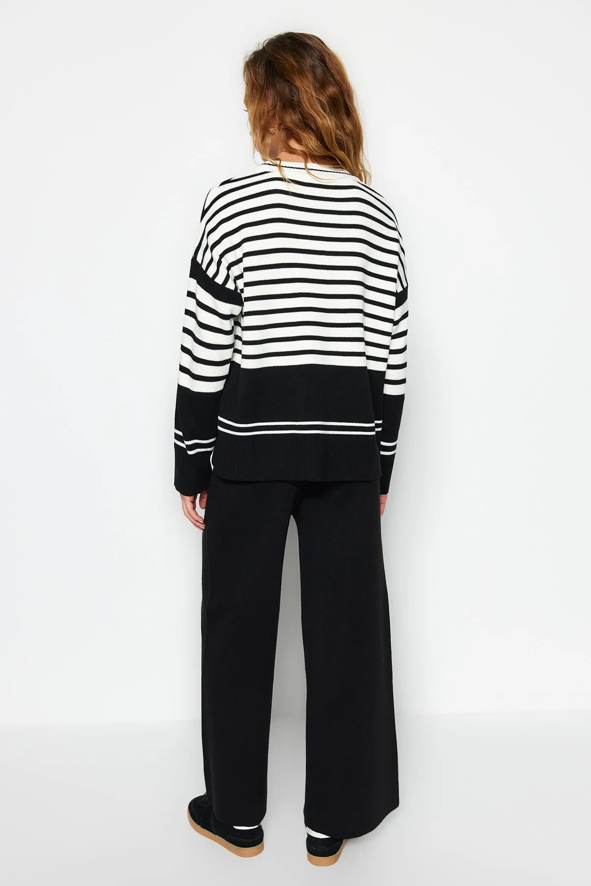 Trendyol Collection  Schwarzes Strickoberteil und -unterteil im weiten Schnitt TWOAW24AU00041