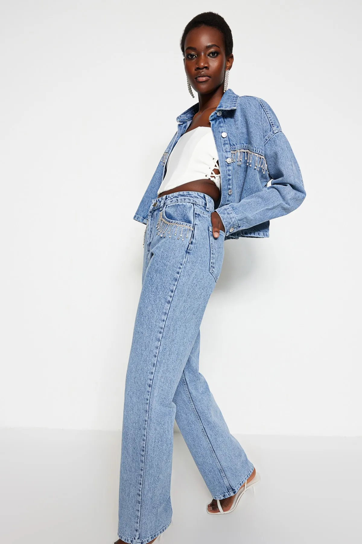 Trendyol Collection  Blaue Jeans mit hoher Taille und weitem Bein und Detailzubehör TWOSS23JE00204