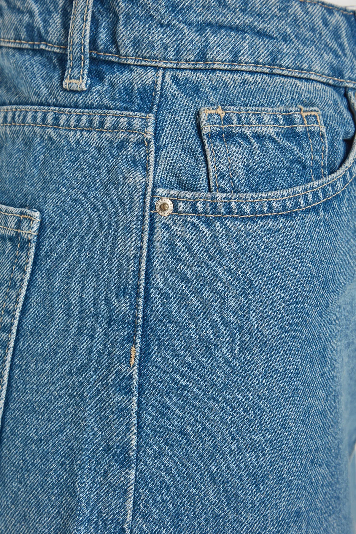 Trendyol Collection  Blauer geschlitzter Midi-Jeansrock TWOAW24ET00086