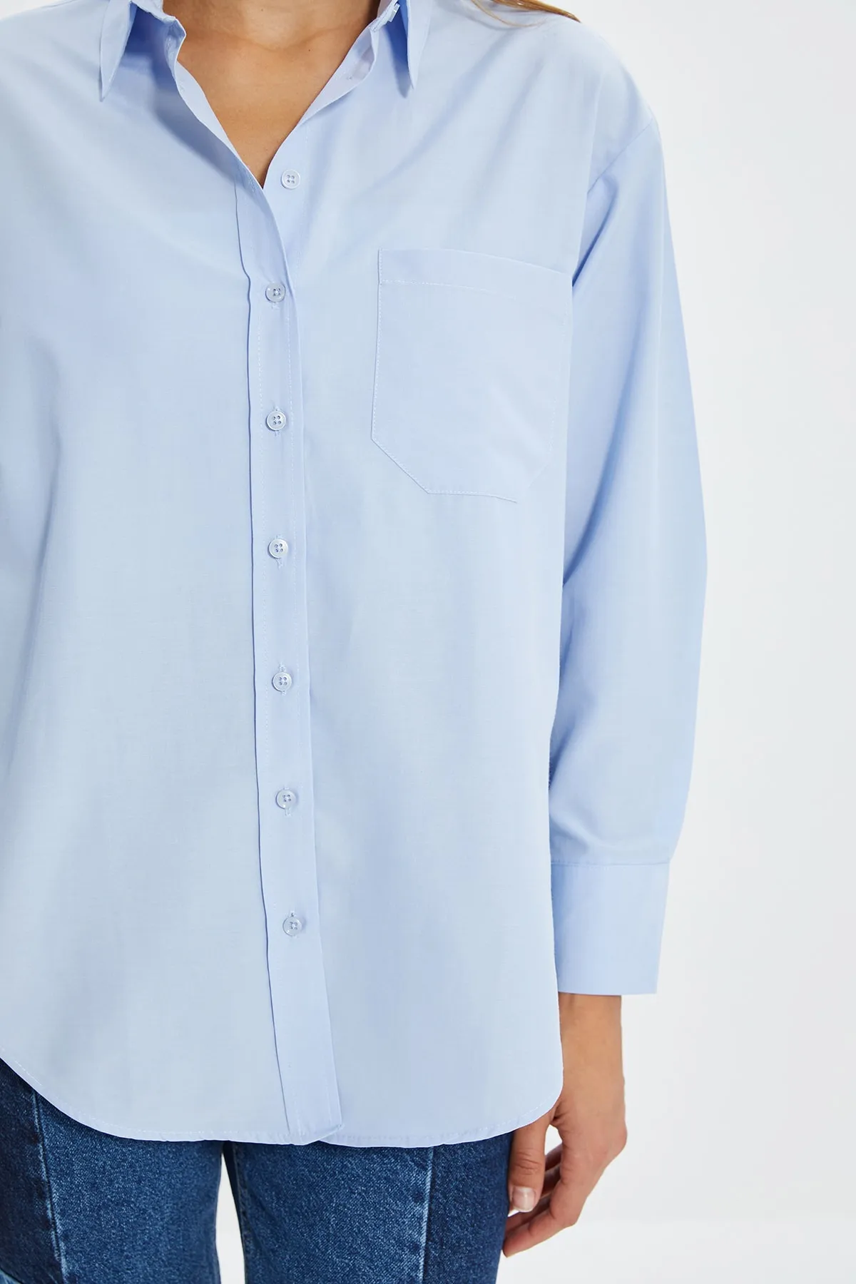 Trendyol Collection  Blaues Boyfriend-Hemd aus Baumwollgewebe mit breiter Passform und einer Tasche TWOAW20GO0115
