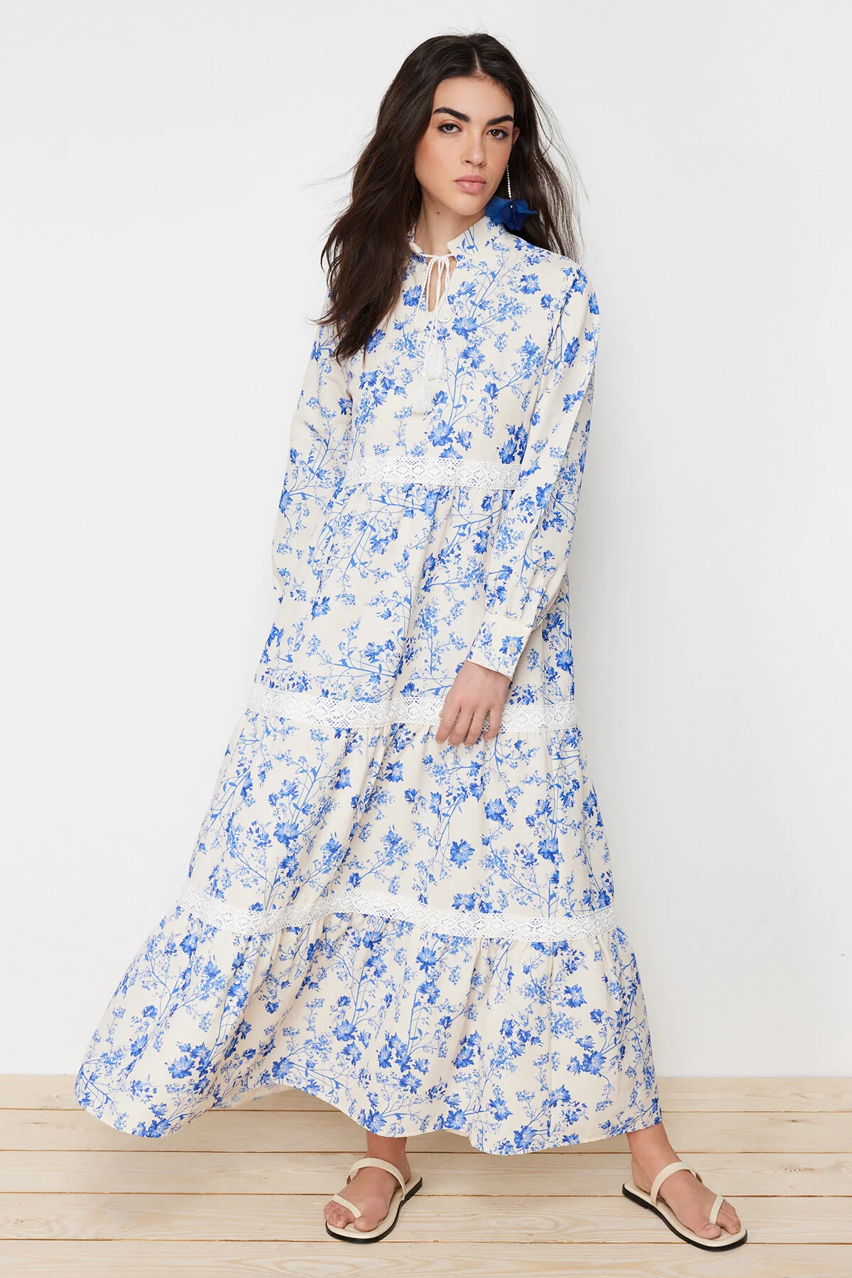 Trendyol Modest  Beigefarbenes, gewebtes Kleid in Leinenoptik mit Blumenmuster TCTSS24EB00054