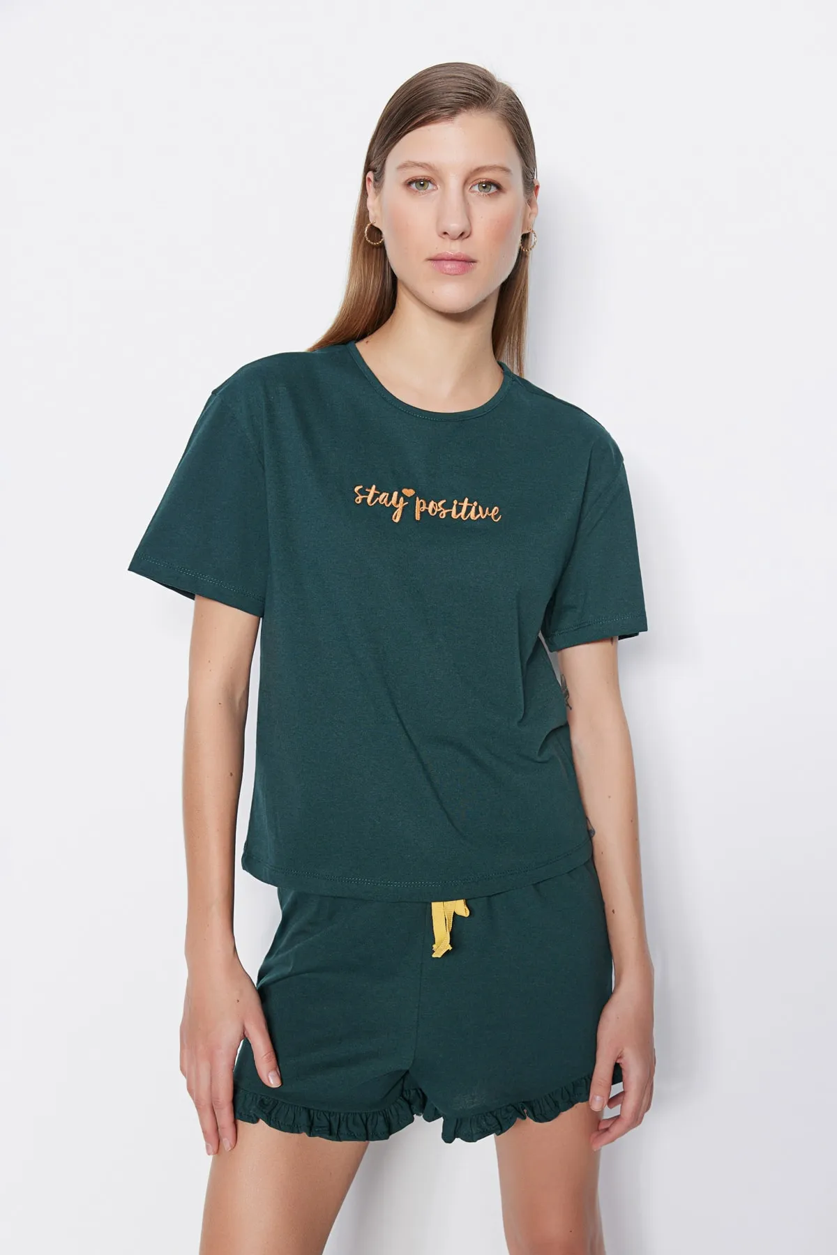 Trendyol Collection  Dunkelgrünes gestricktes Pyjama-Set aus 100 % Baumwolle mit bestickten Rüschen und T-Shirt-Shorts THMSS20PT0165
